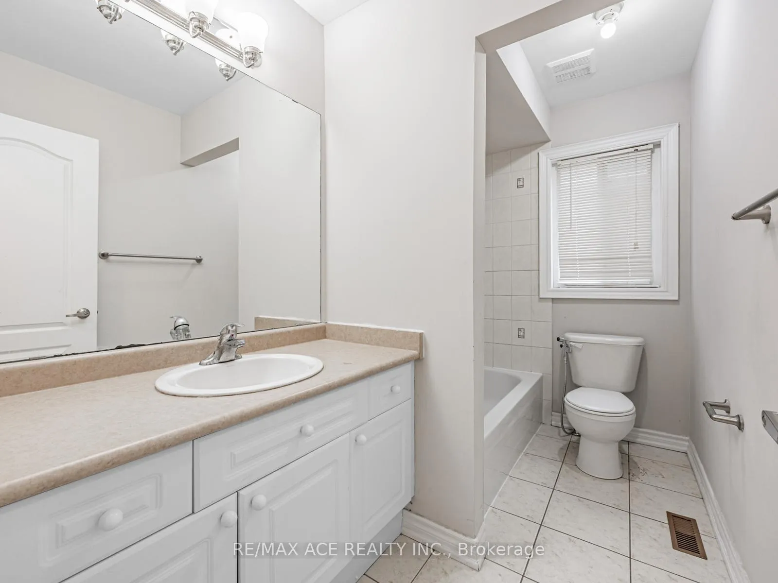 Photo 18 of 51 Styles Crescent, Ajax, Northeast Ajax — HOMEH