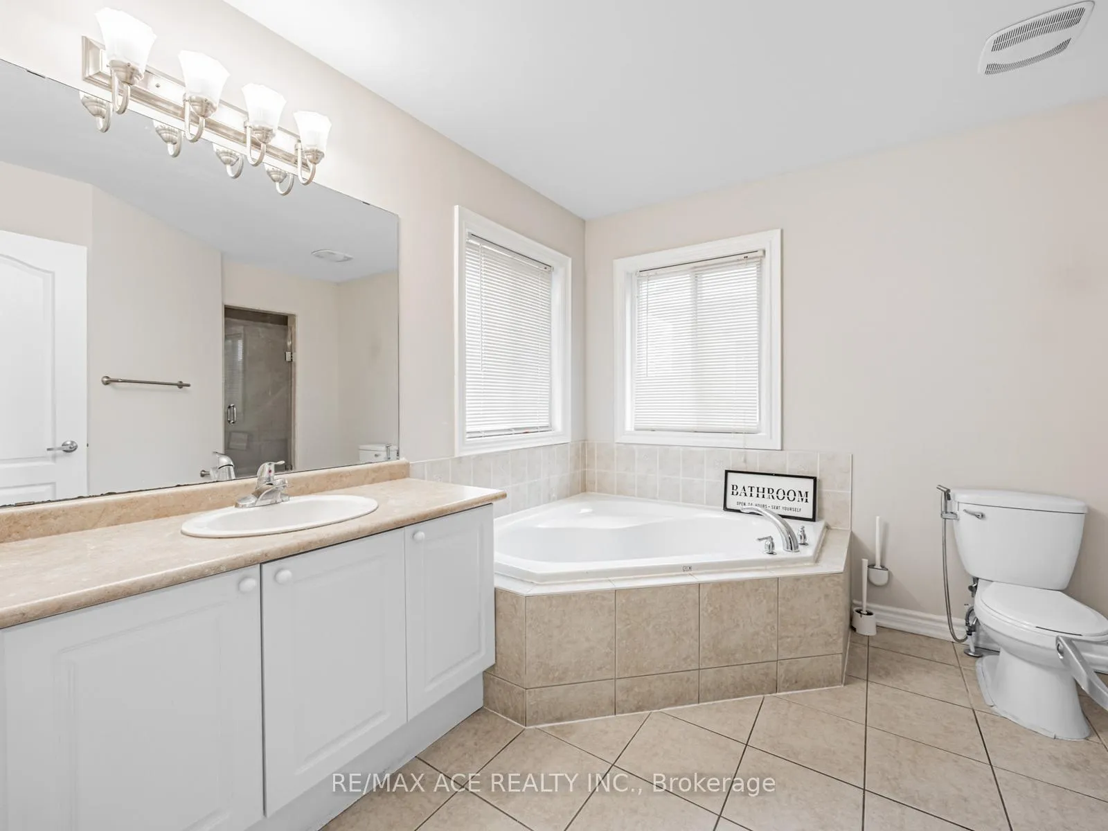 Photo 21 of 51 Styles Crescent, Ajax, Northeast Ajax — HOMEH
