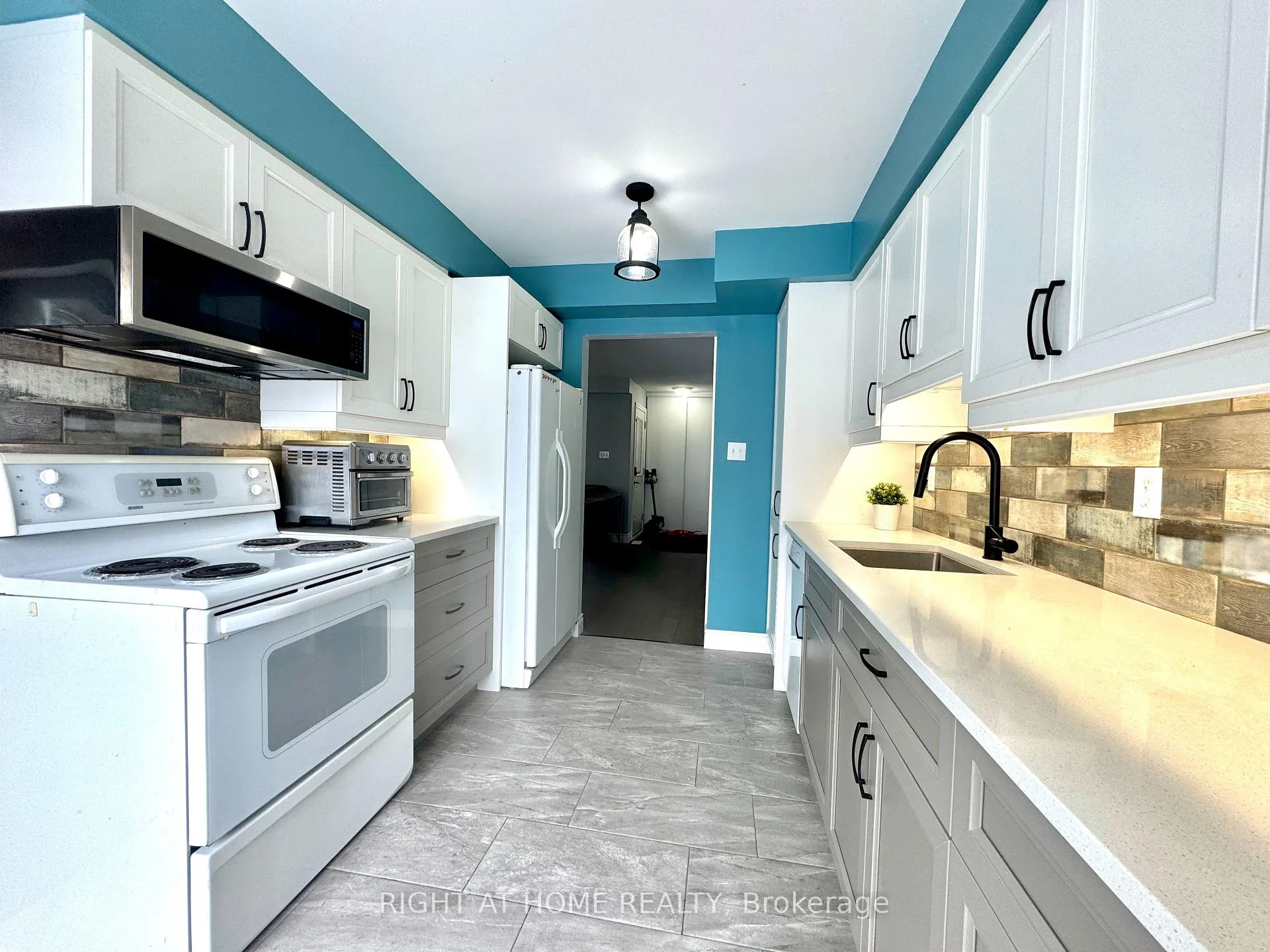 Photo 4 of 557 Dorchester Drive, Oshawa, Vanier — HOMEH