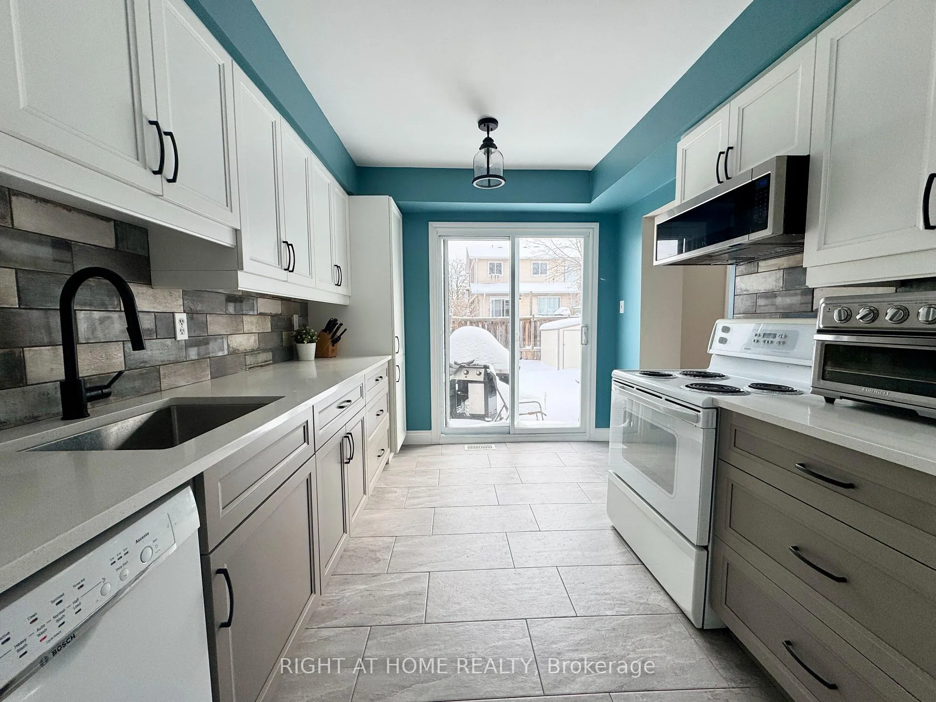 Photo 5 of 557 Dorchester Drive, Oshawa, Vanier — HOMEH