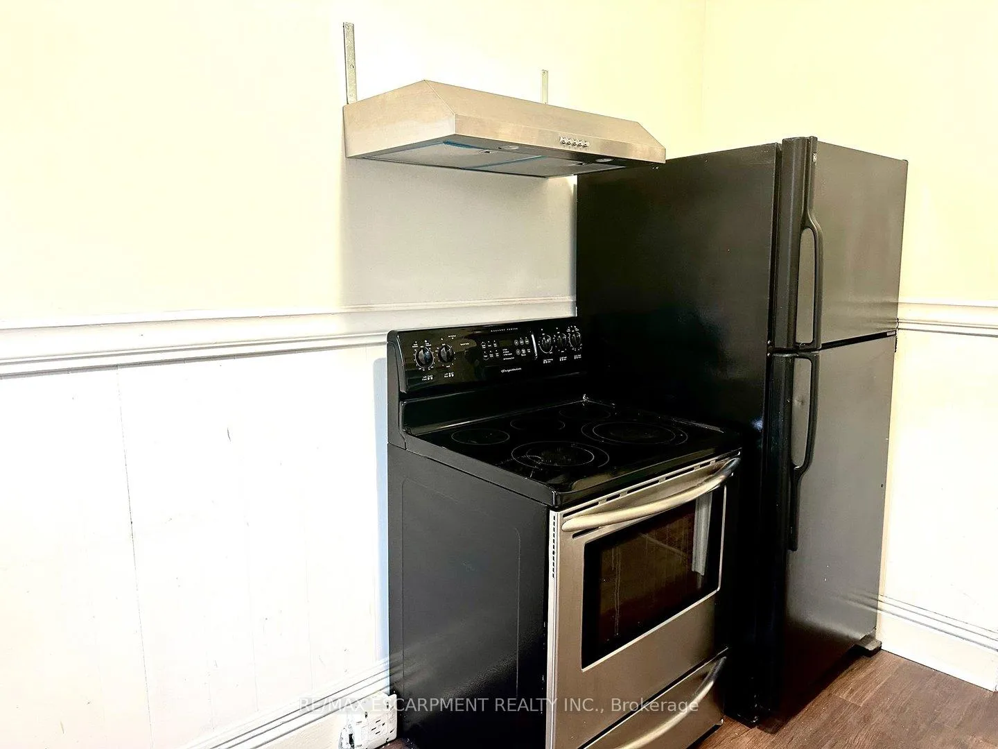 Photo 9 of Unit UPPER, 107 Erie Avenue, Hamilton, Stinson — HOMEH