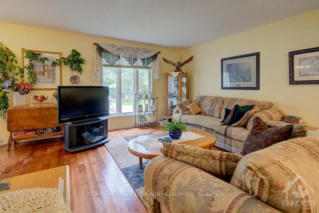 Photo 9 of 106 Archie Street, Ottawa, Constance Bay — HOMEH