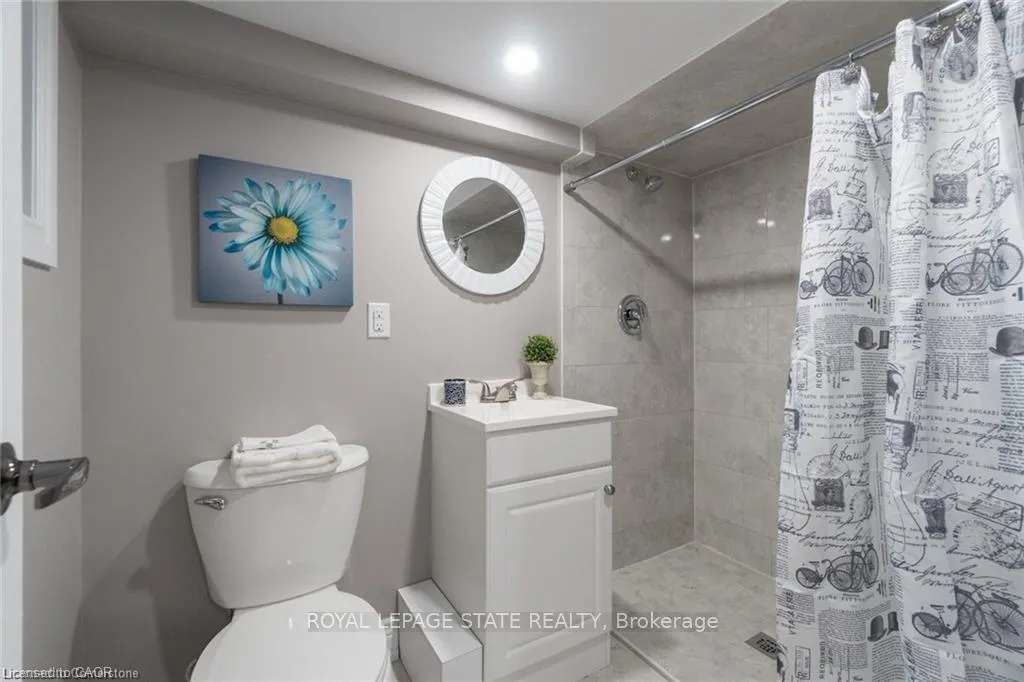 Photo 4 of Unit Unit 2, 27 Belmont Avenue, Hamilton, Crown Point — HOMEH