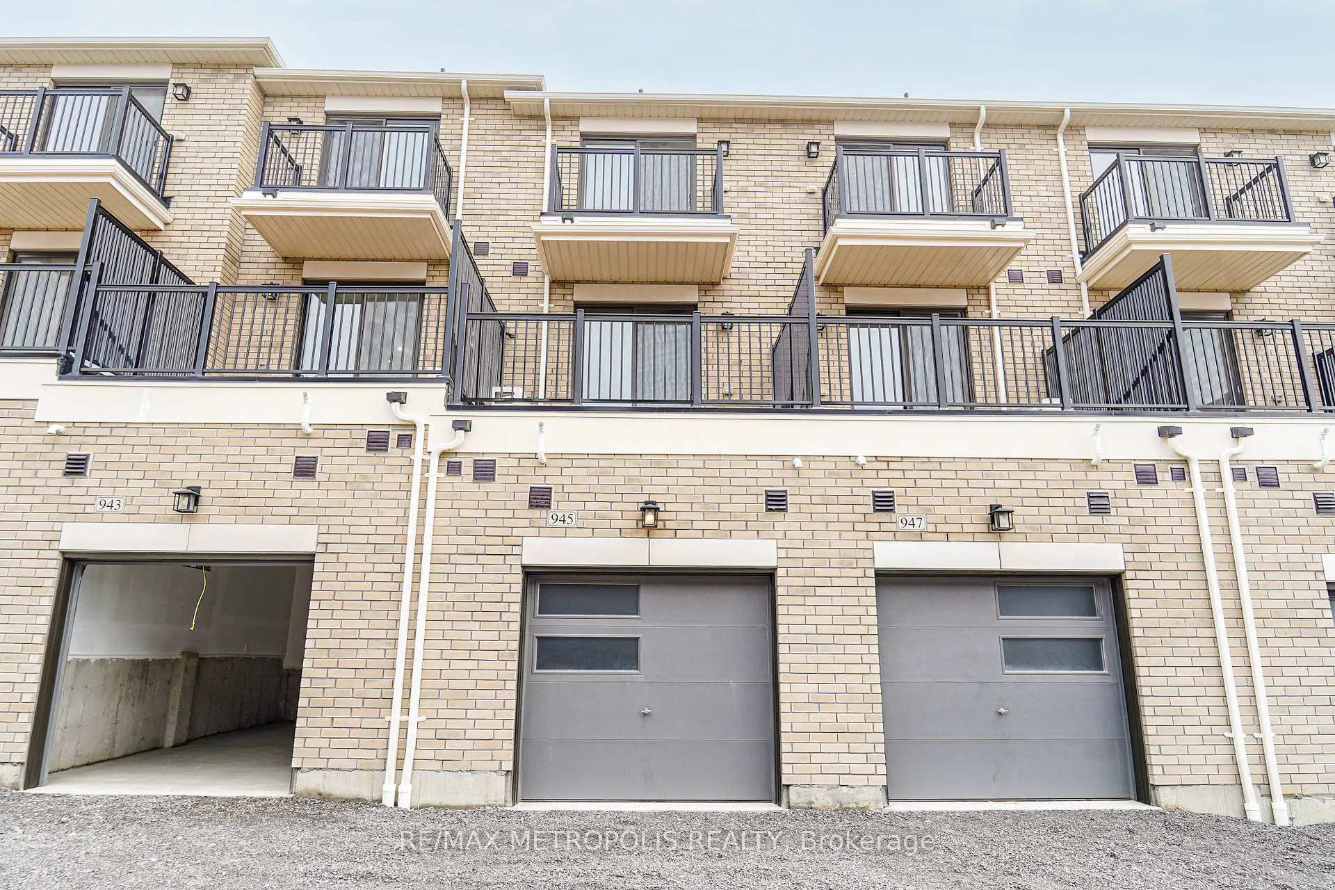 Photo 3 of 945 Crowsnest Hollow, Pickering, Rural Pickering — HOMEH