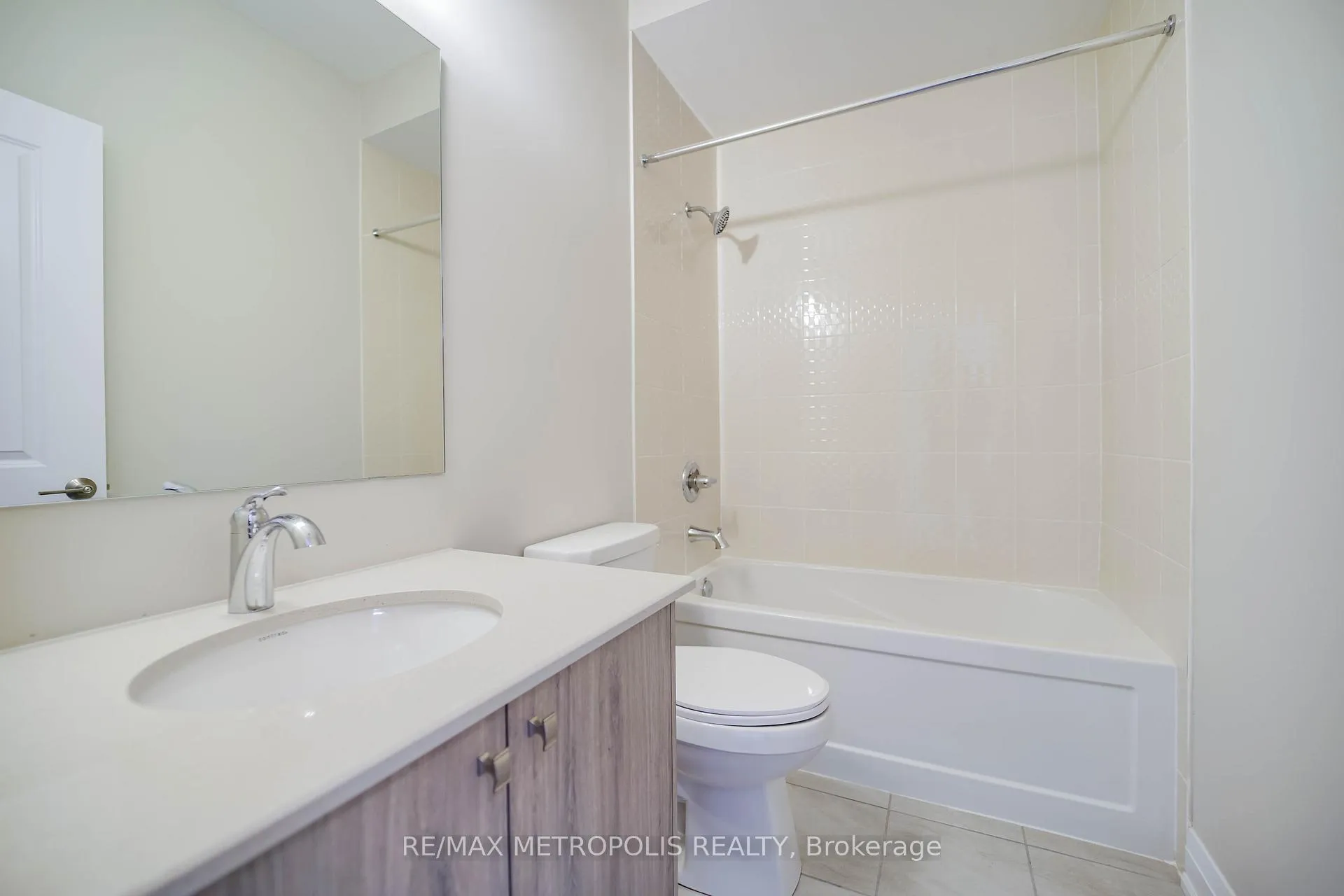 Photo 10 of 945 Crowsnest Hollow, Pickering, Rural Pickering — HOMEH