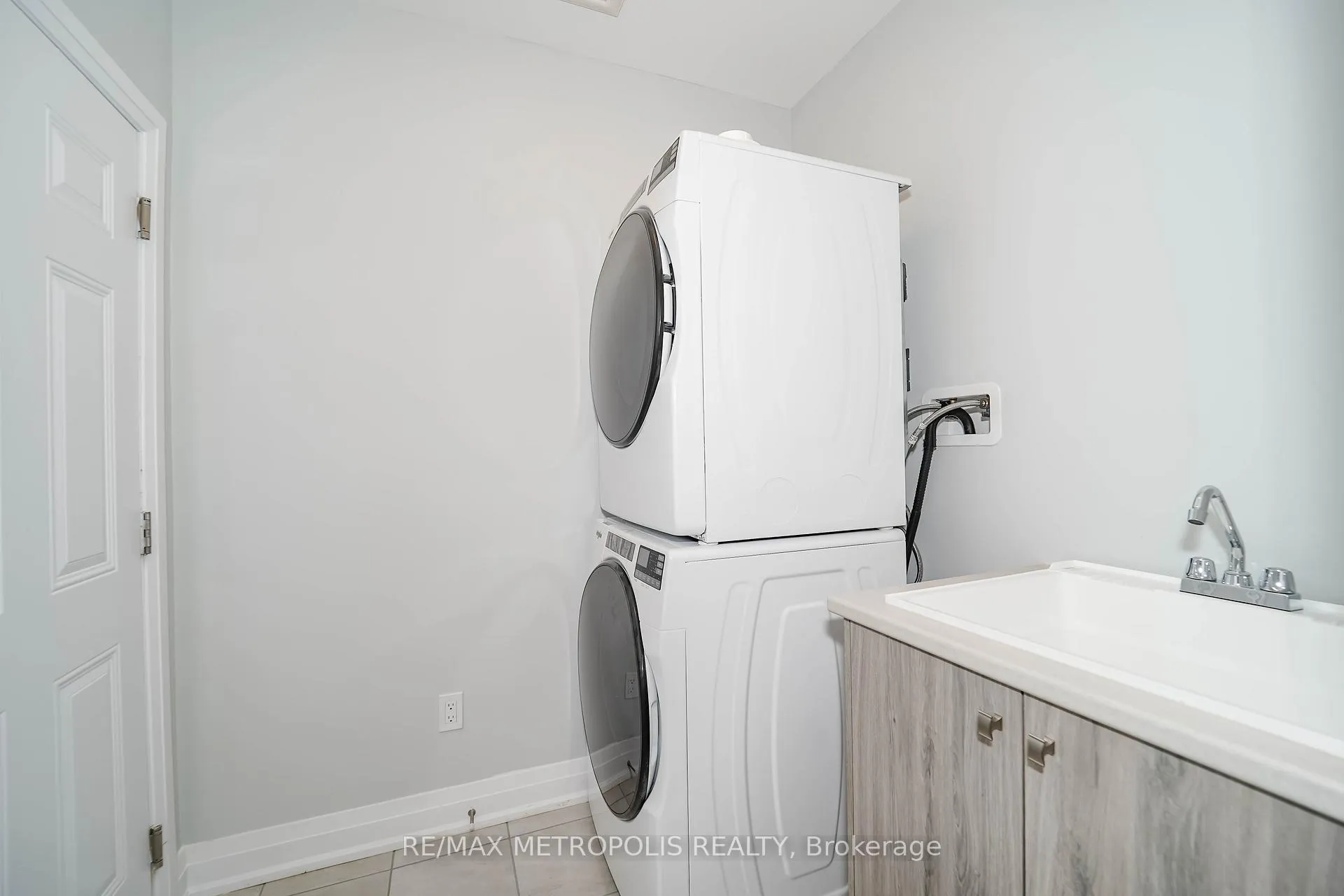Photo 12 of 945 Crowsnest Hollow, Pickering, Rural Pickering — HOMEH