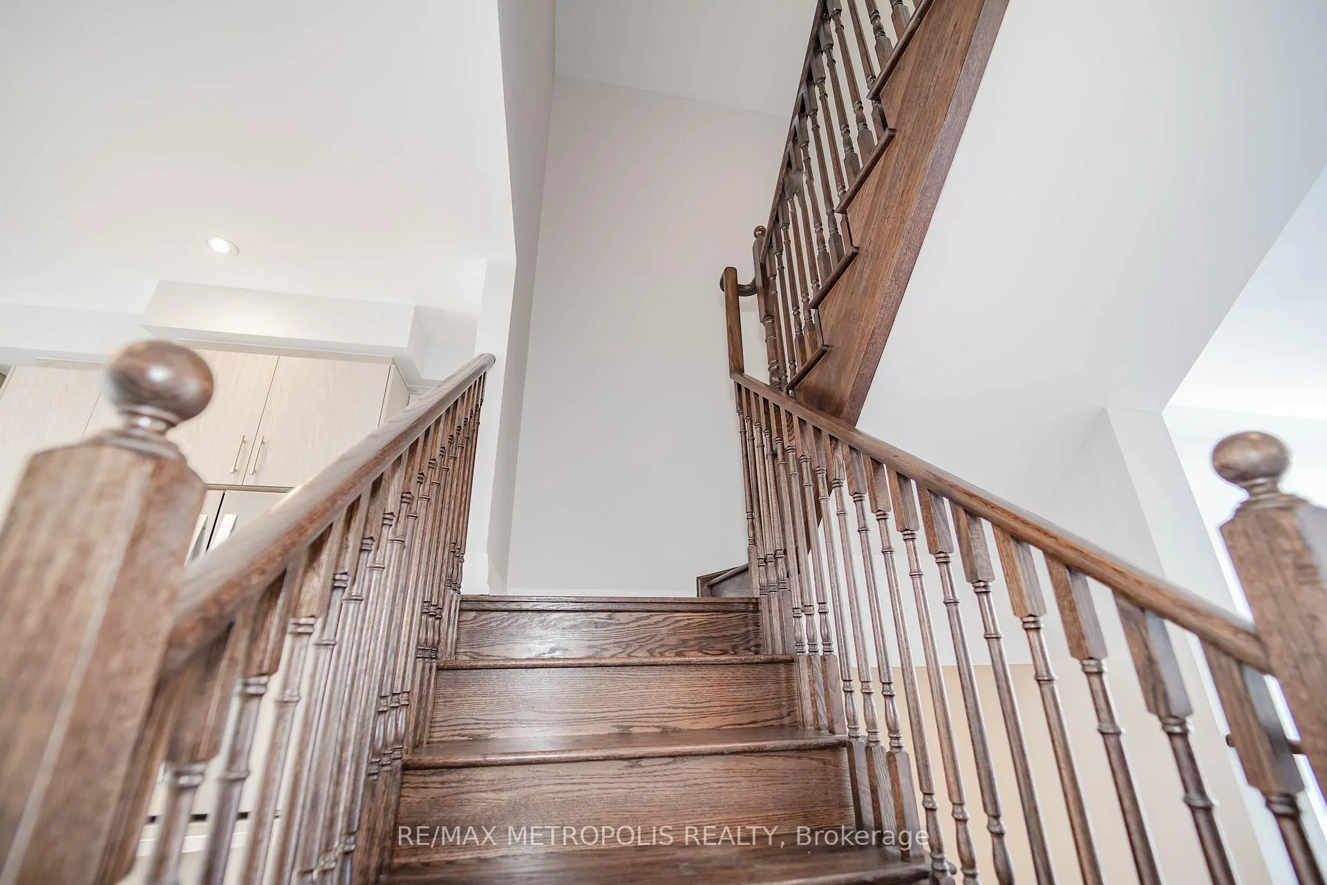 Photo 21 of 945 Crowsnest Hollow, Pickering, Rural Pickering — HOMEH