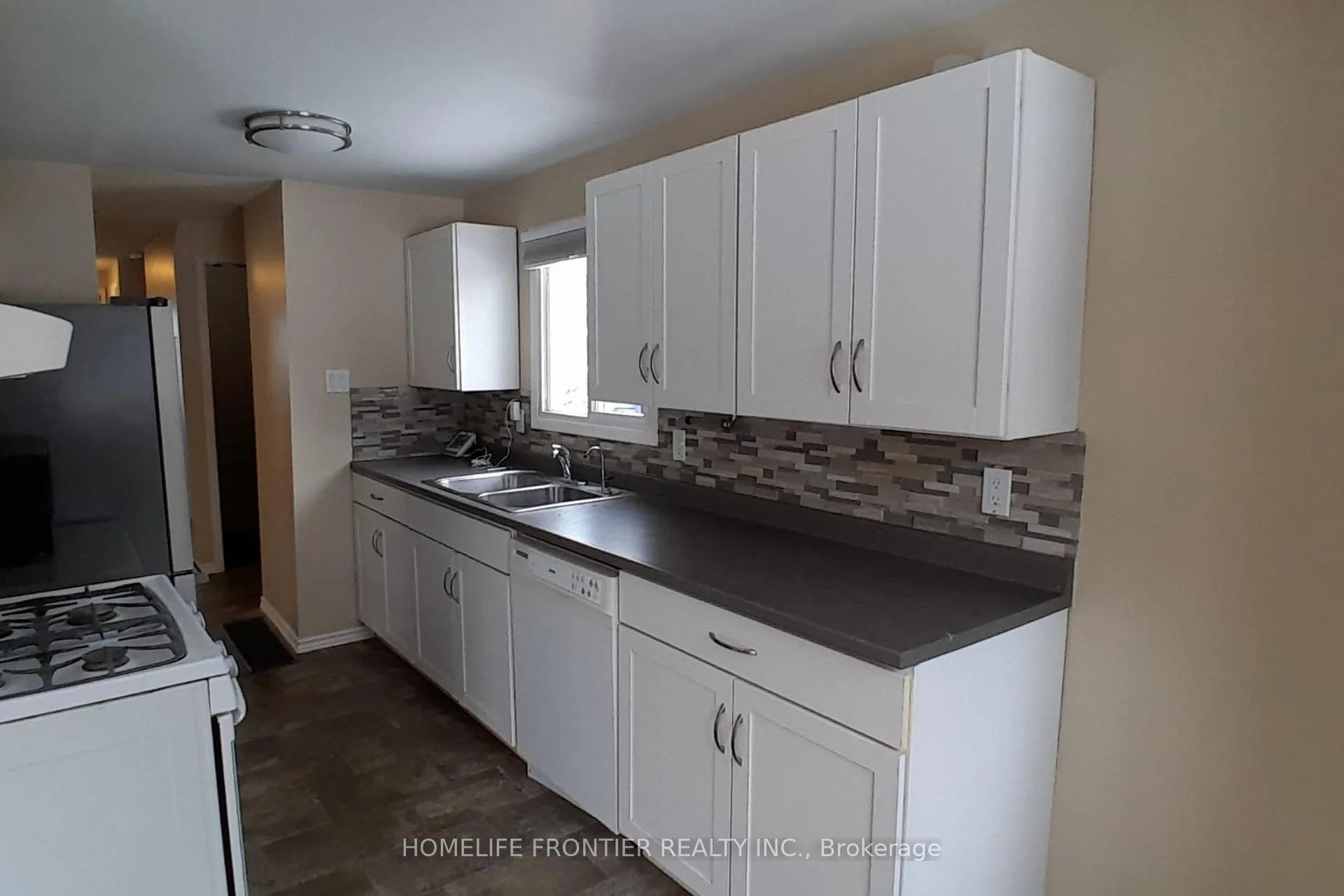 Photo 2 of 46 Hemingway Crescent, Barrie, Letitia Heights — HOMEH