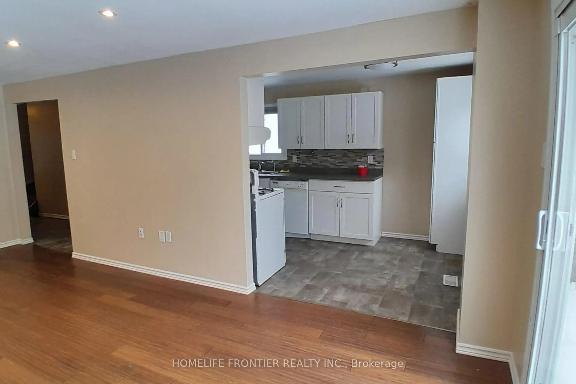 Photo 3 of 46 Hemingway Crescent, Barrie, Letitia Heights — HOMEH