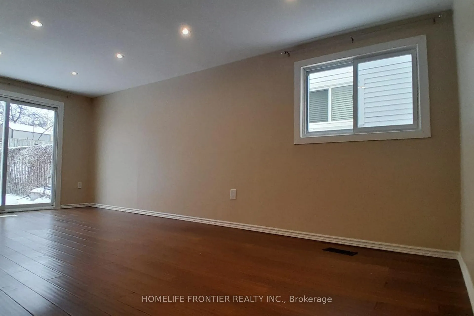 Photo 4 of 46 Hemingway Crescent, Barrie, Letitia Heights — HOMEH