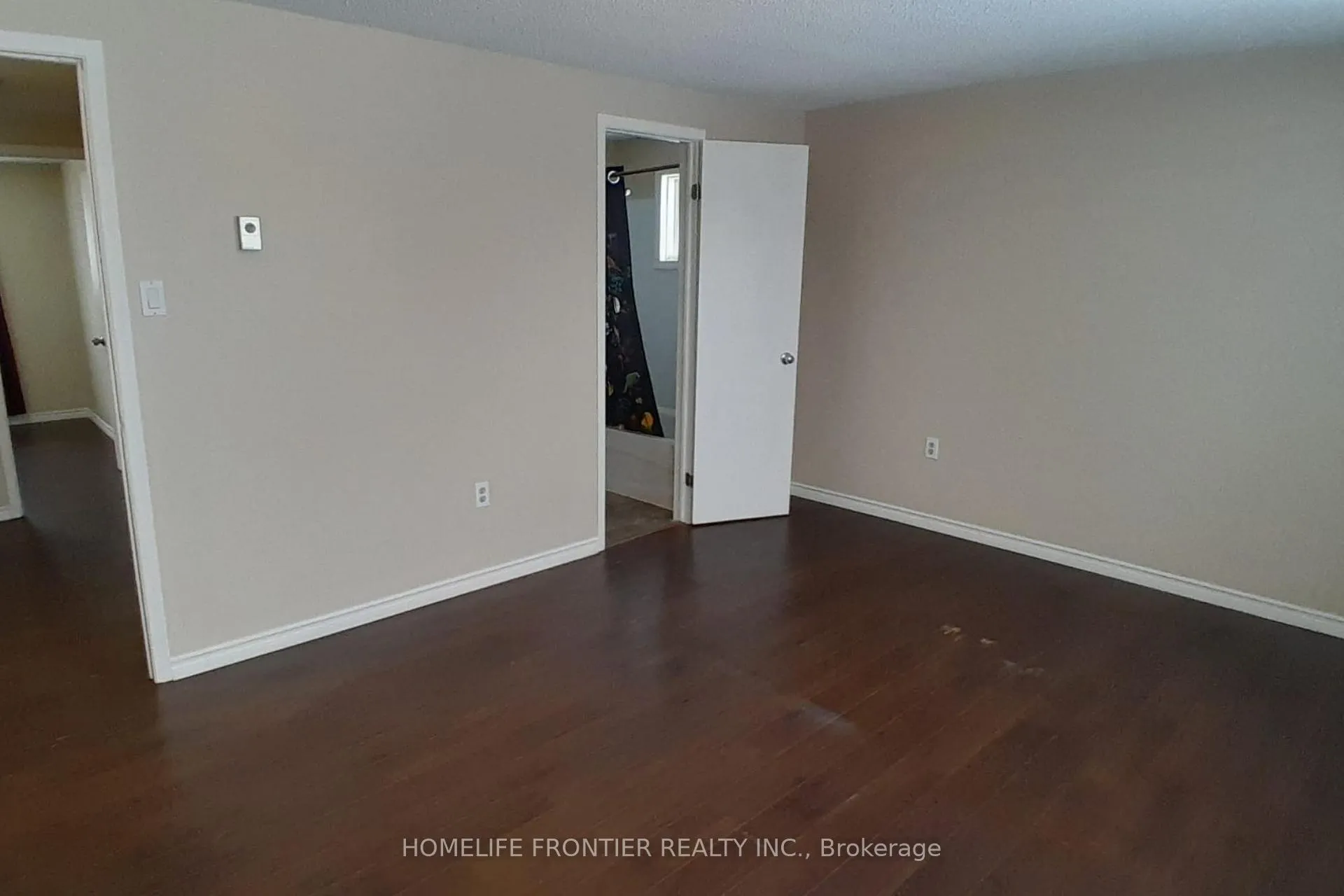 Photo 5 of 46 Hemingway Crescent, Barrie, Letitia Heights — HOMEH
