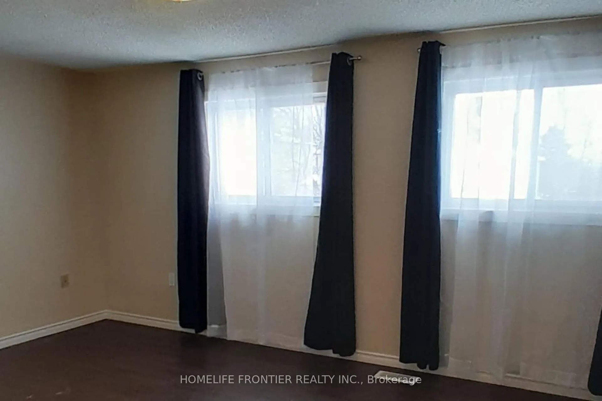 Photo 6 of 46 Hemingway Crescent, Barrie, Letitia Heights — HOMEH