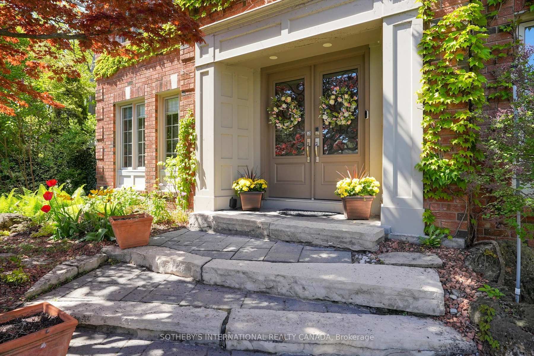 Photo 2 of 1662 Roundleaf Court, Burlington, Tyandaga — HOMEH