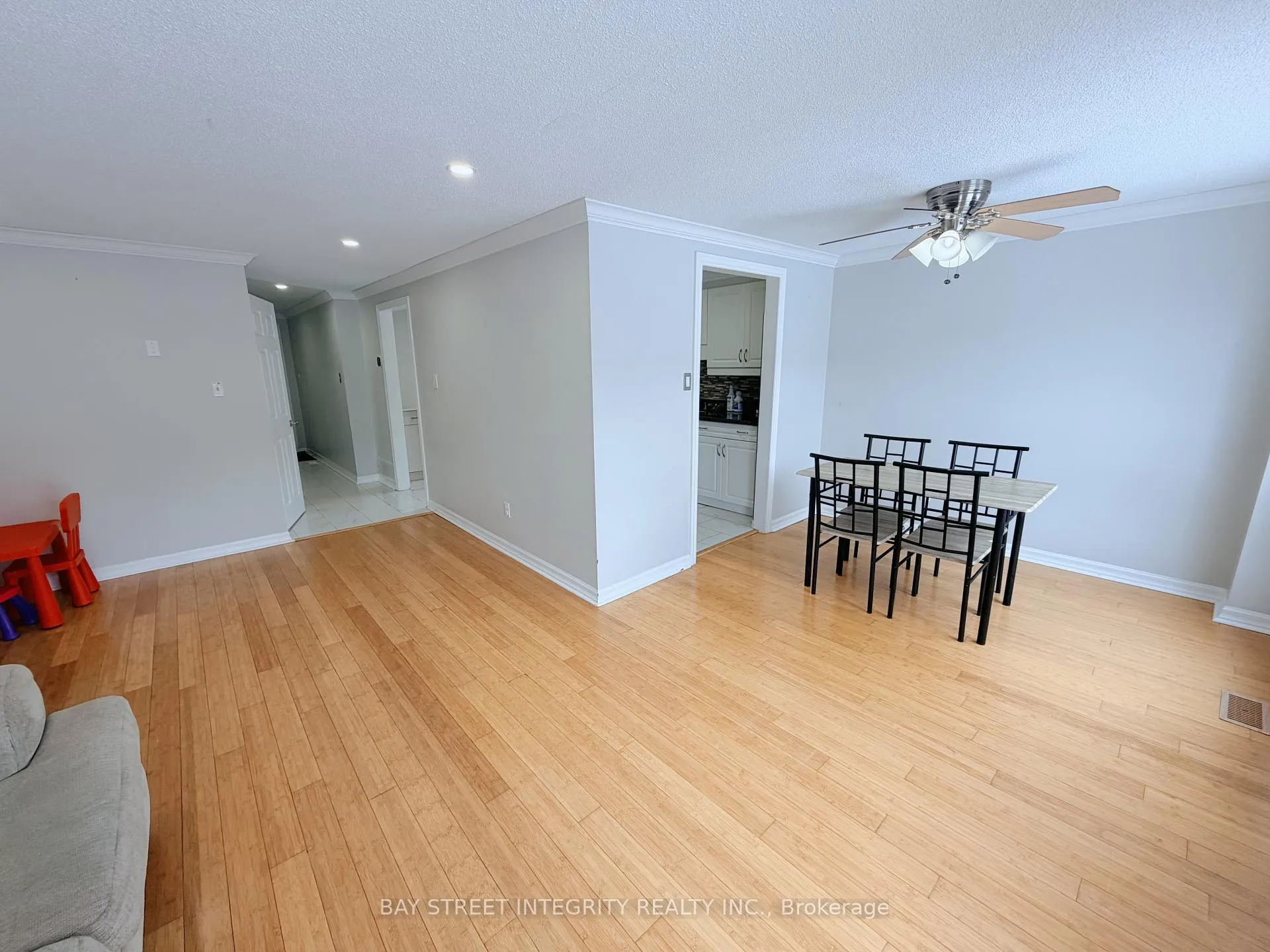 Photo 3 of 35 Raleigh Crescent, Markham, Markville — HOMEH