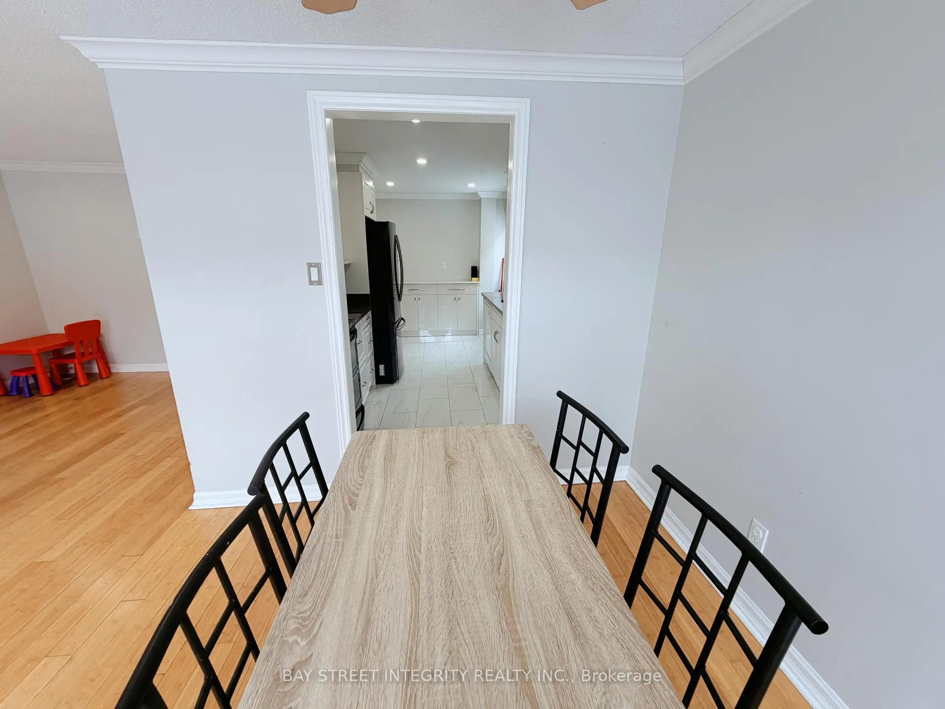 Photo 4 of 35 Raleigh Crescent, Markham, Markville — HOMEH