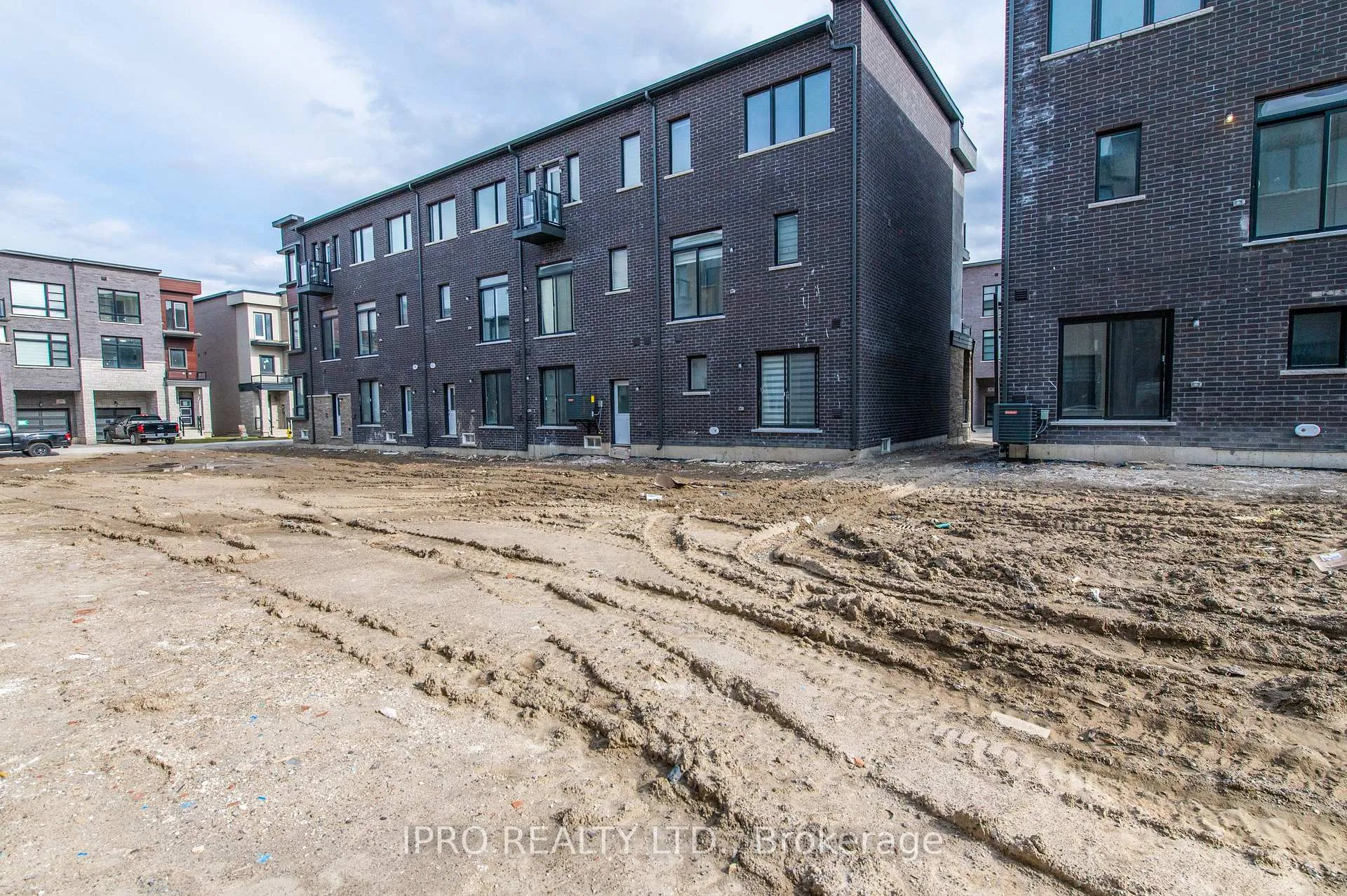 Photo 35 of 80 Inverary Crescent, Vaughan, Elder Mills — HOMEH