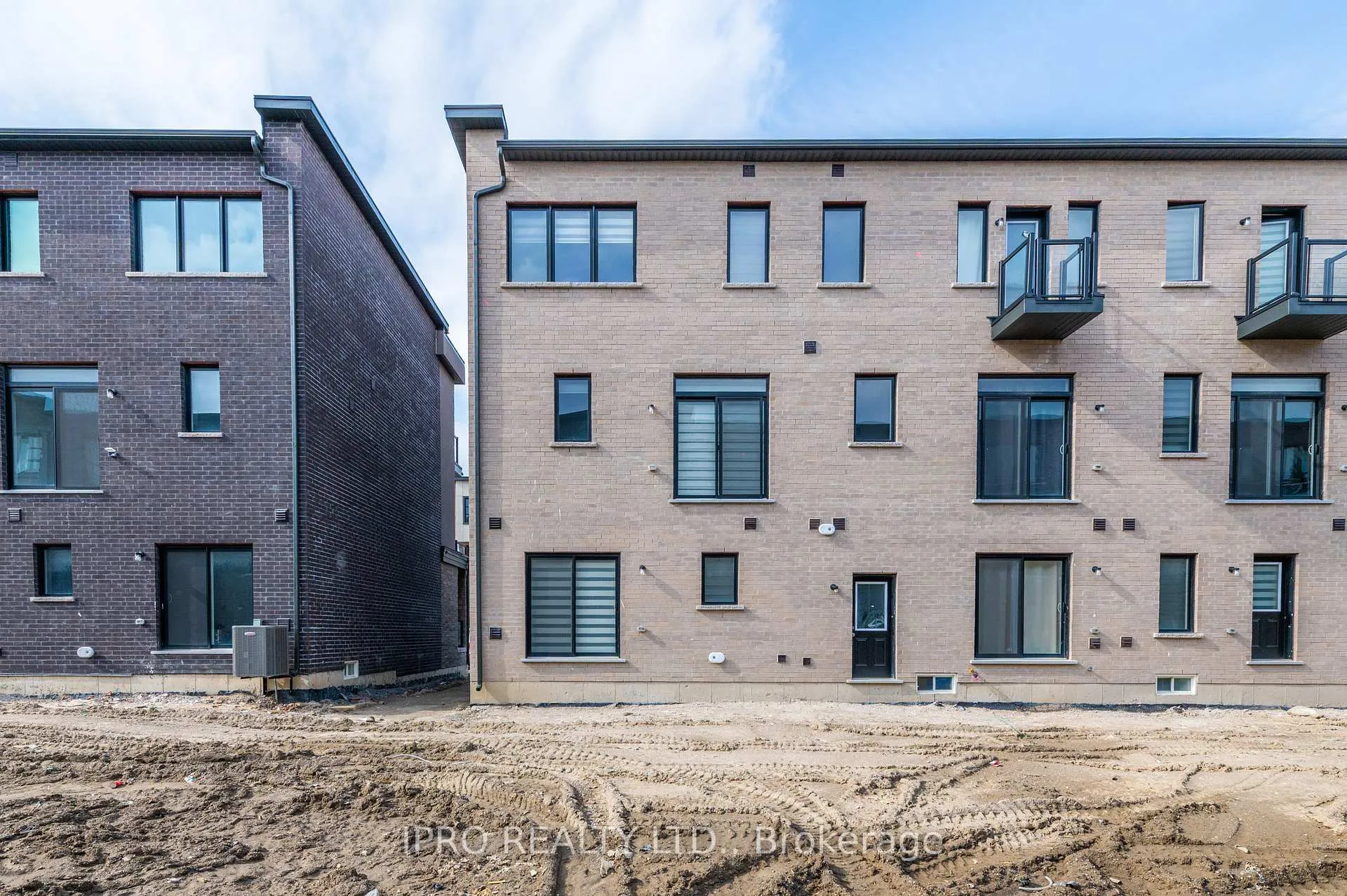 Photo 36 of 80 Inverary Crescent, Vaughan, Elder Mills — HOMEH
