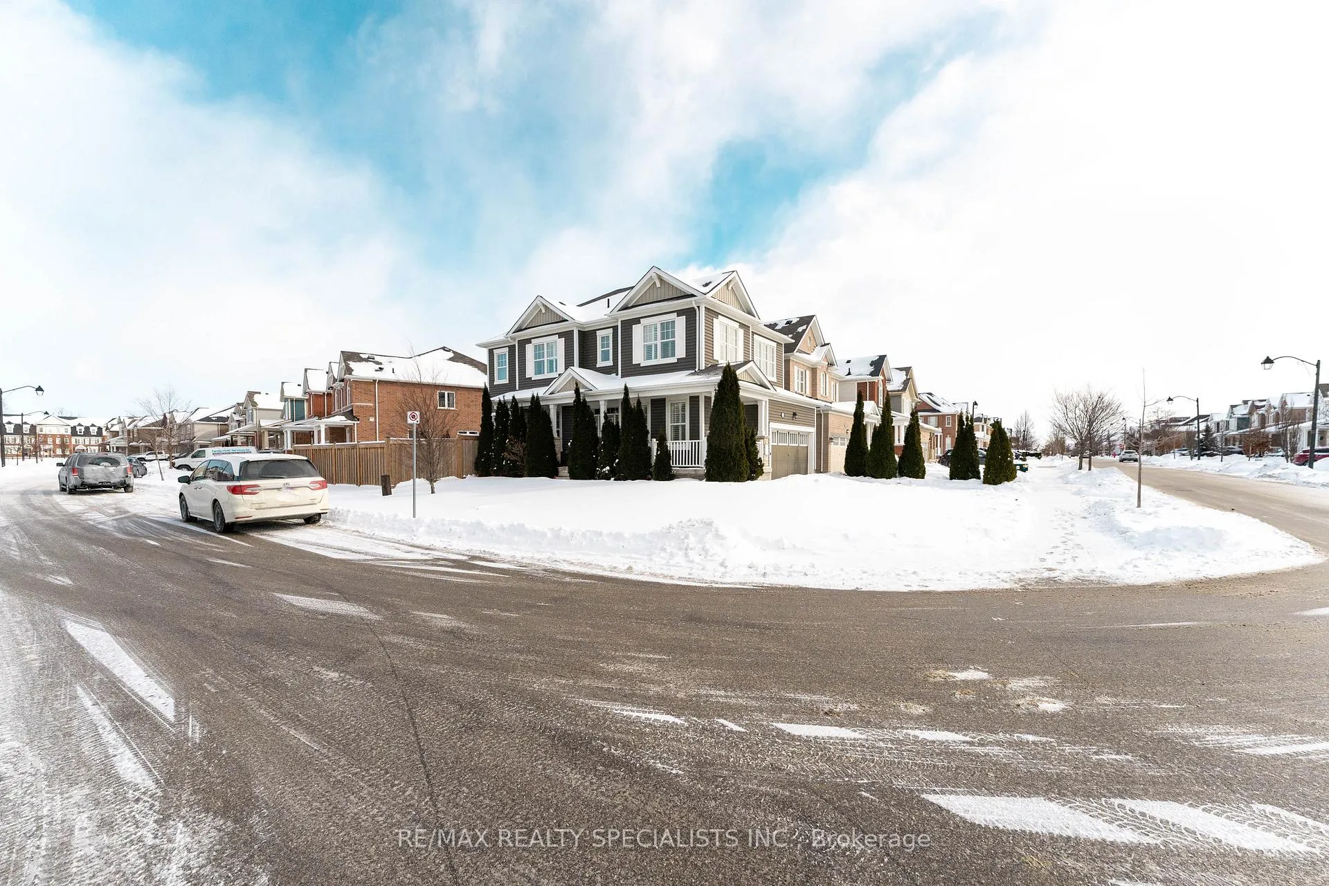 Photo 4 of 246 Spring Creek Drive, Hamilton, Waterdown — HOMEH