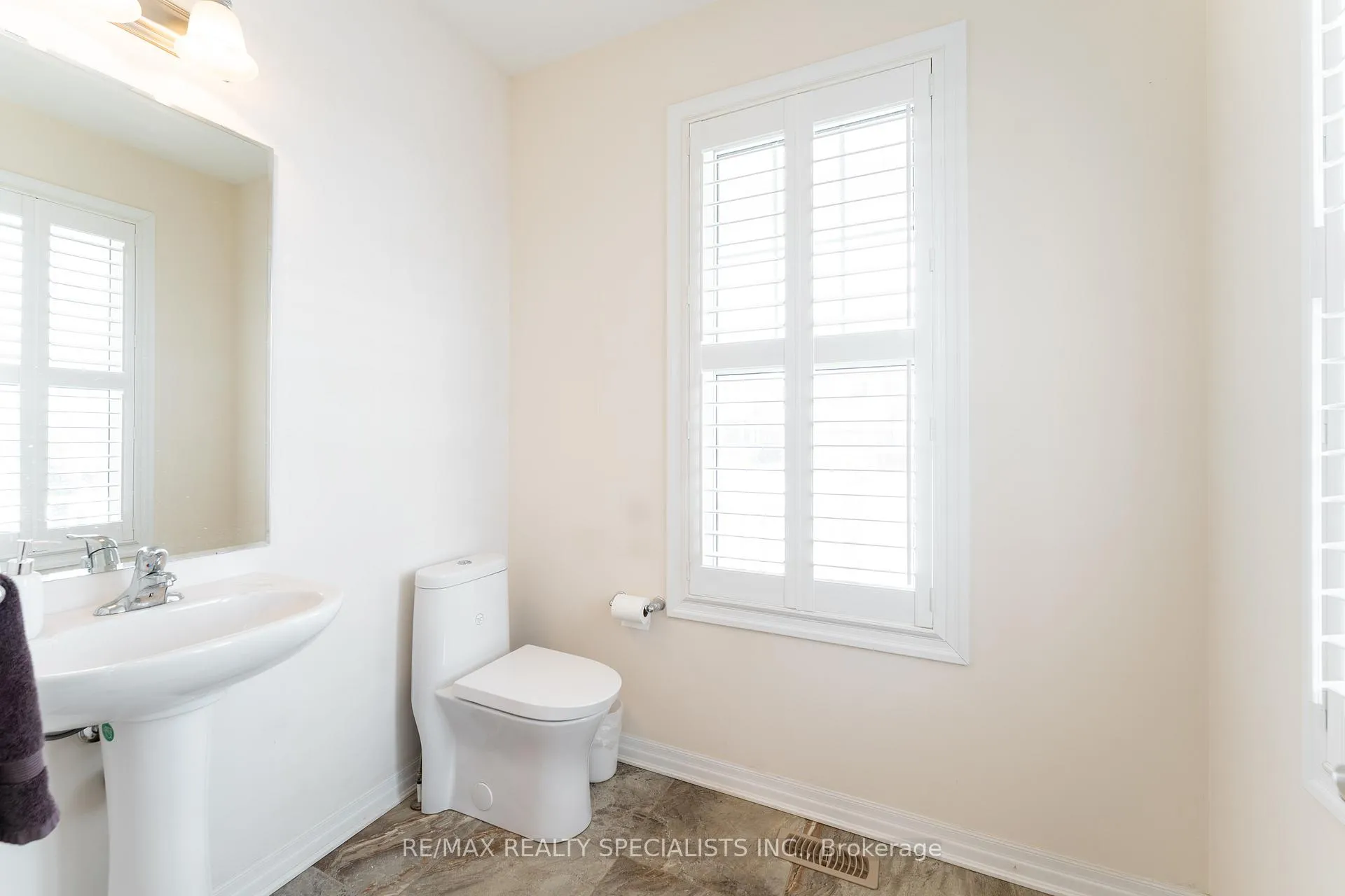 Photo 9 of 246 Spring Creek Drive, Hamilton, Waterdown — HOMEH