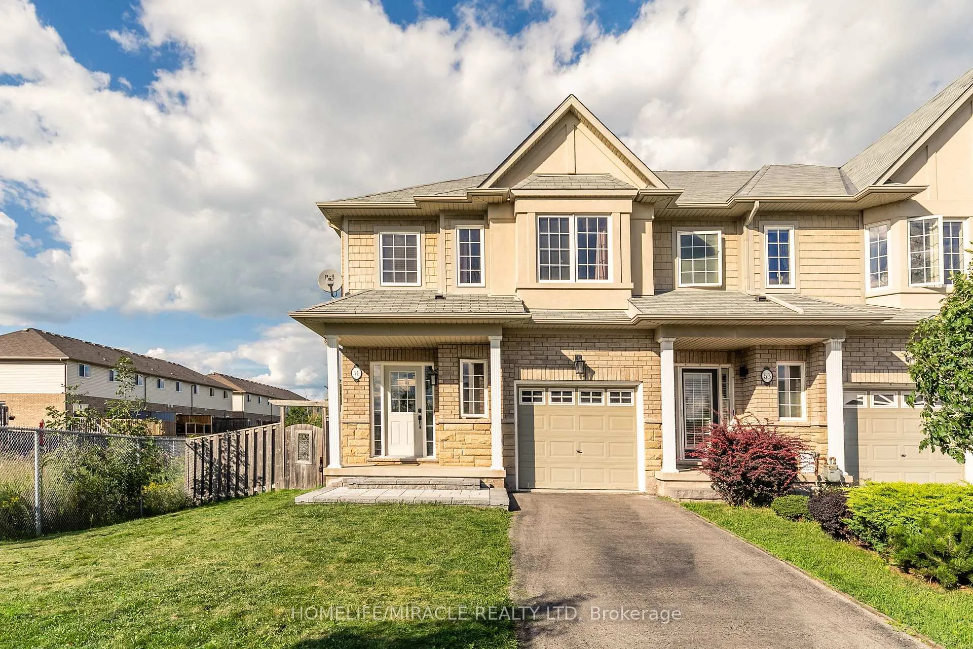 Photo 2 of 51 Palacebeach Trail, Hamilton, Stoney Creek — HOMEH