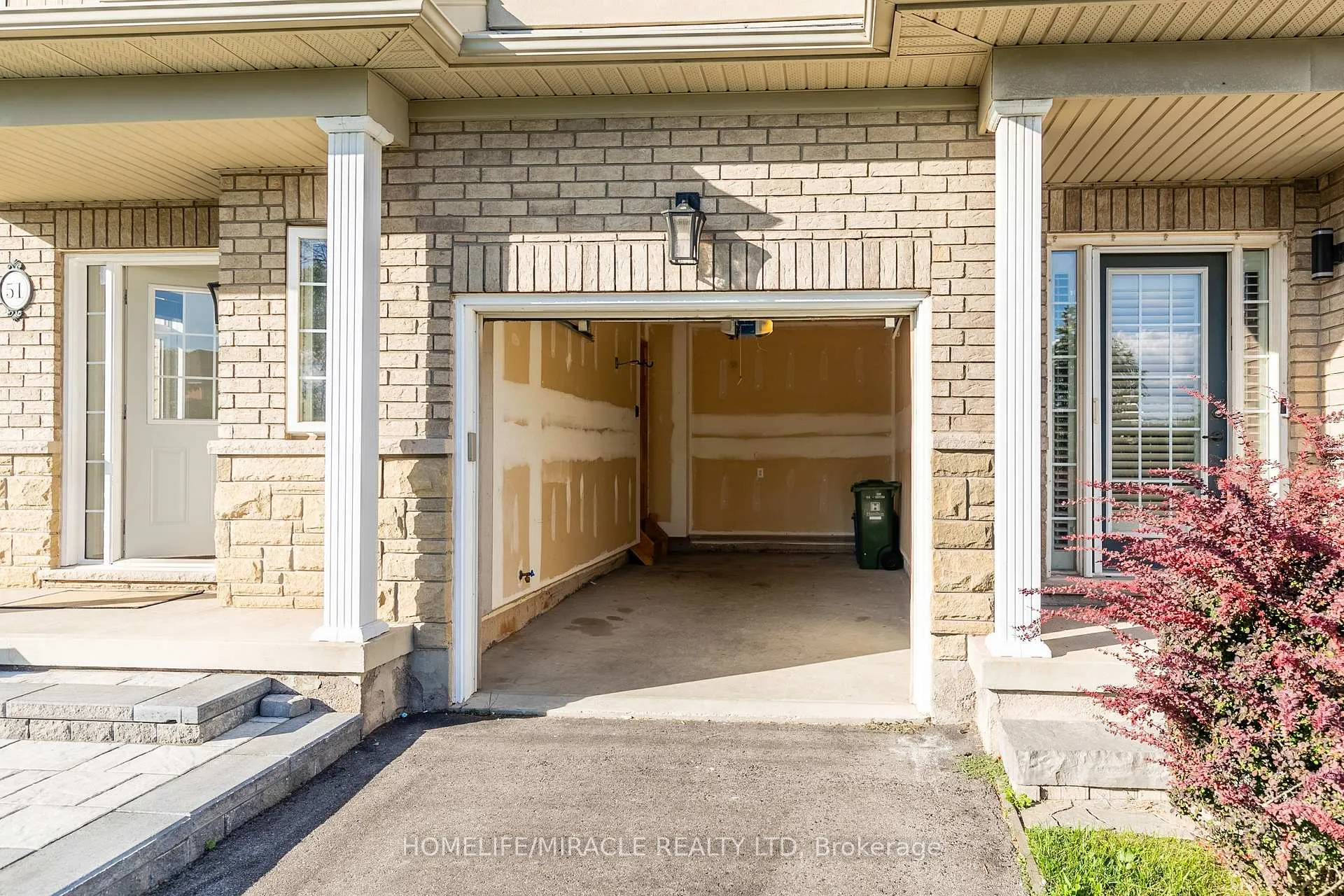 Photo 4 of 51 Palacebeach Trail, Hamilton, Stoney Creek — HOMEH