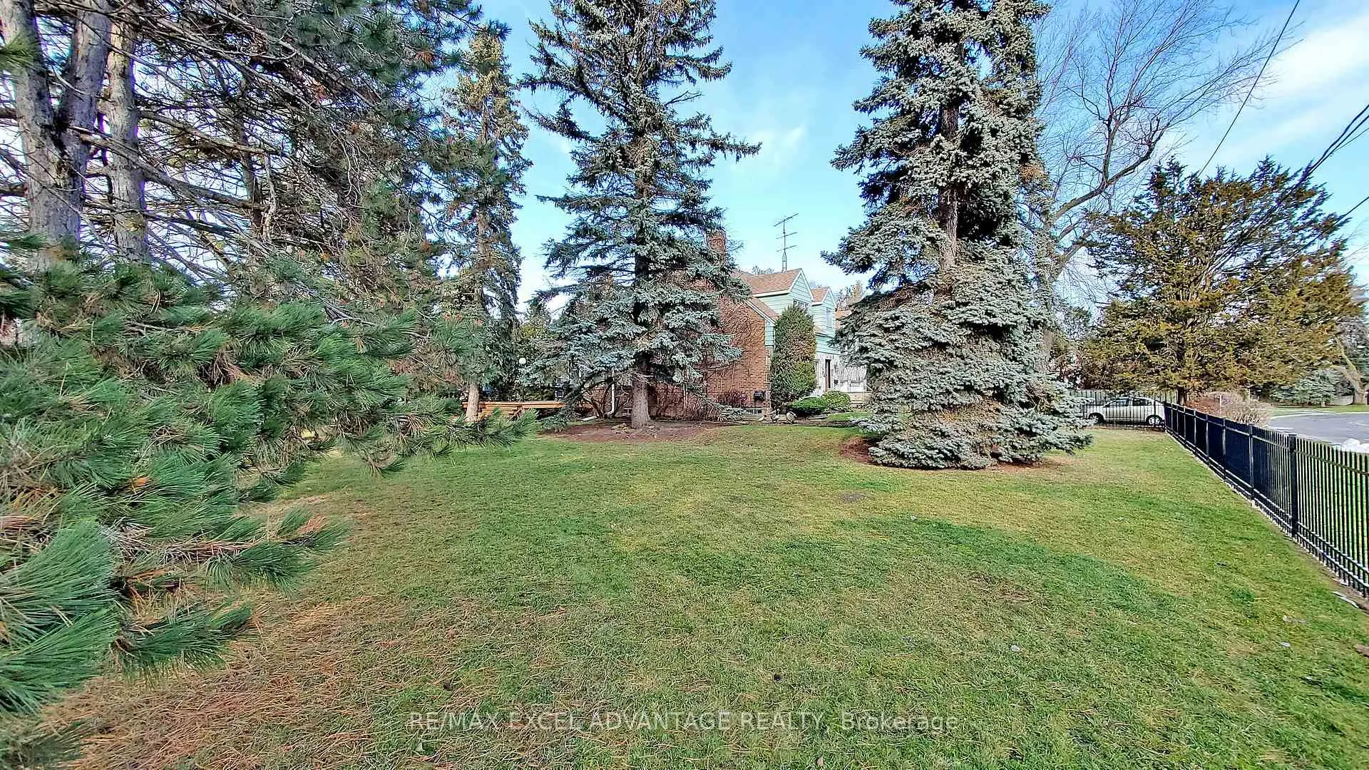 Photo 4 of 2 Sandringham Drive, Toronto, Bedford Park-Nortown — HOMEH
