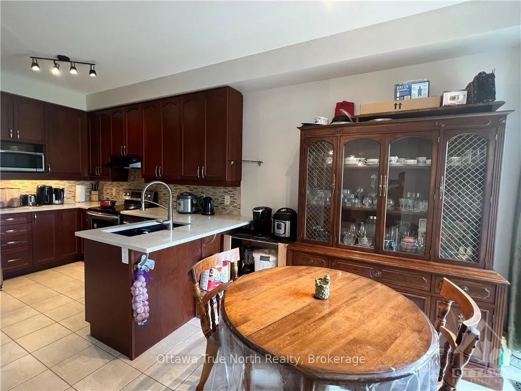 Photo 8 of 558 Pepperville Crescent, Ottawa, Kanata - Emerald Meadows/Trailwest — HOMEH