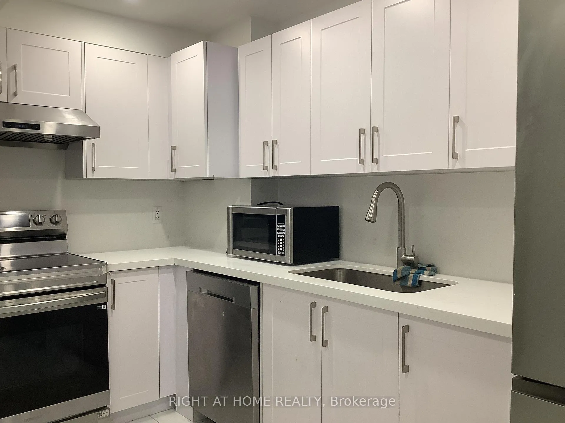 Photo 19 of 41 Bloom Crescent, Barrie, Ardagh — HOMEH