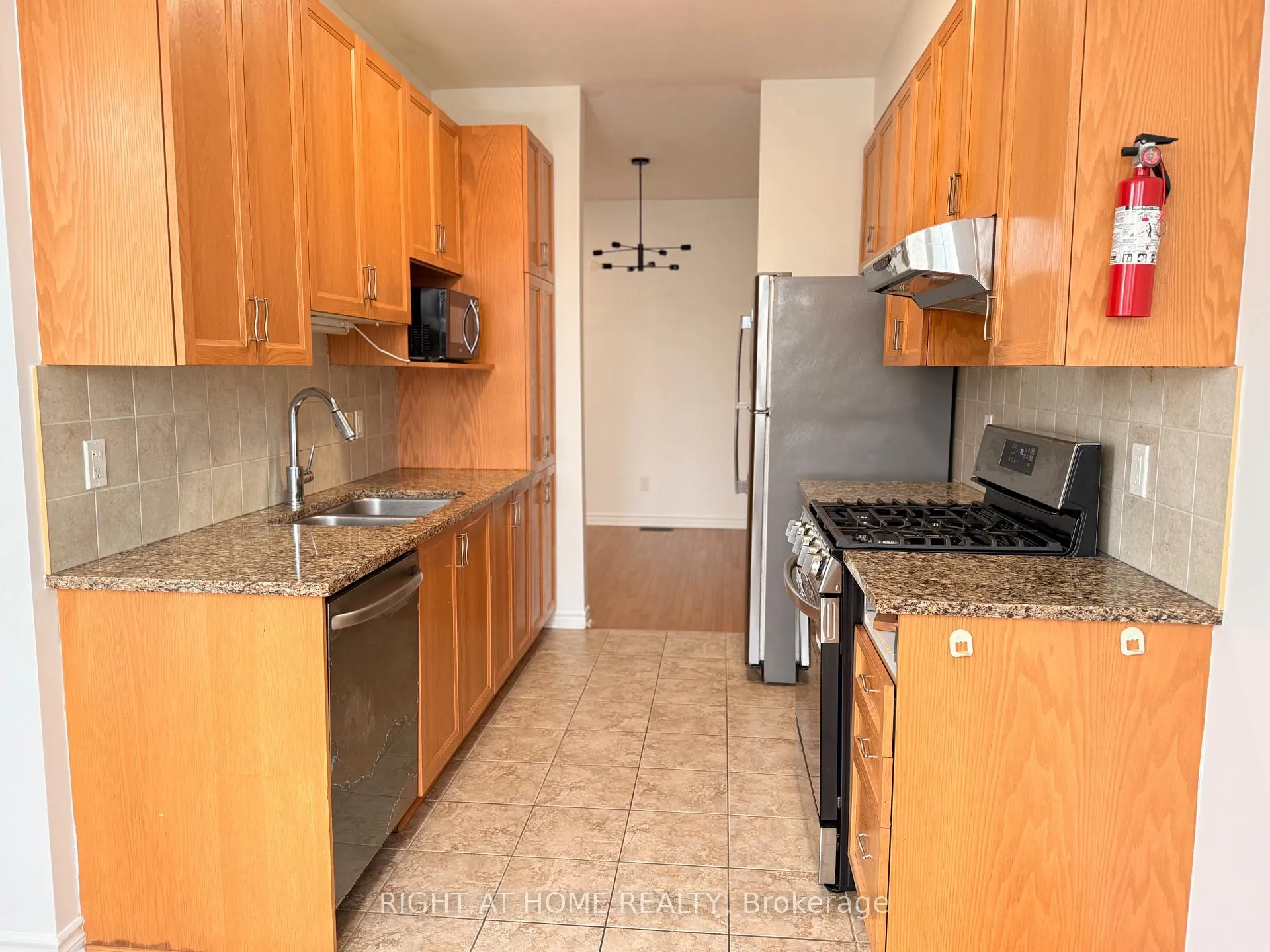 Photo 10 of 412 Stalwart Crescent, Ottawa, Blossom Park/Kemp Park/Findlay Creek — HOMEH