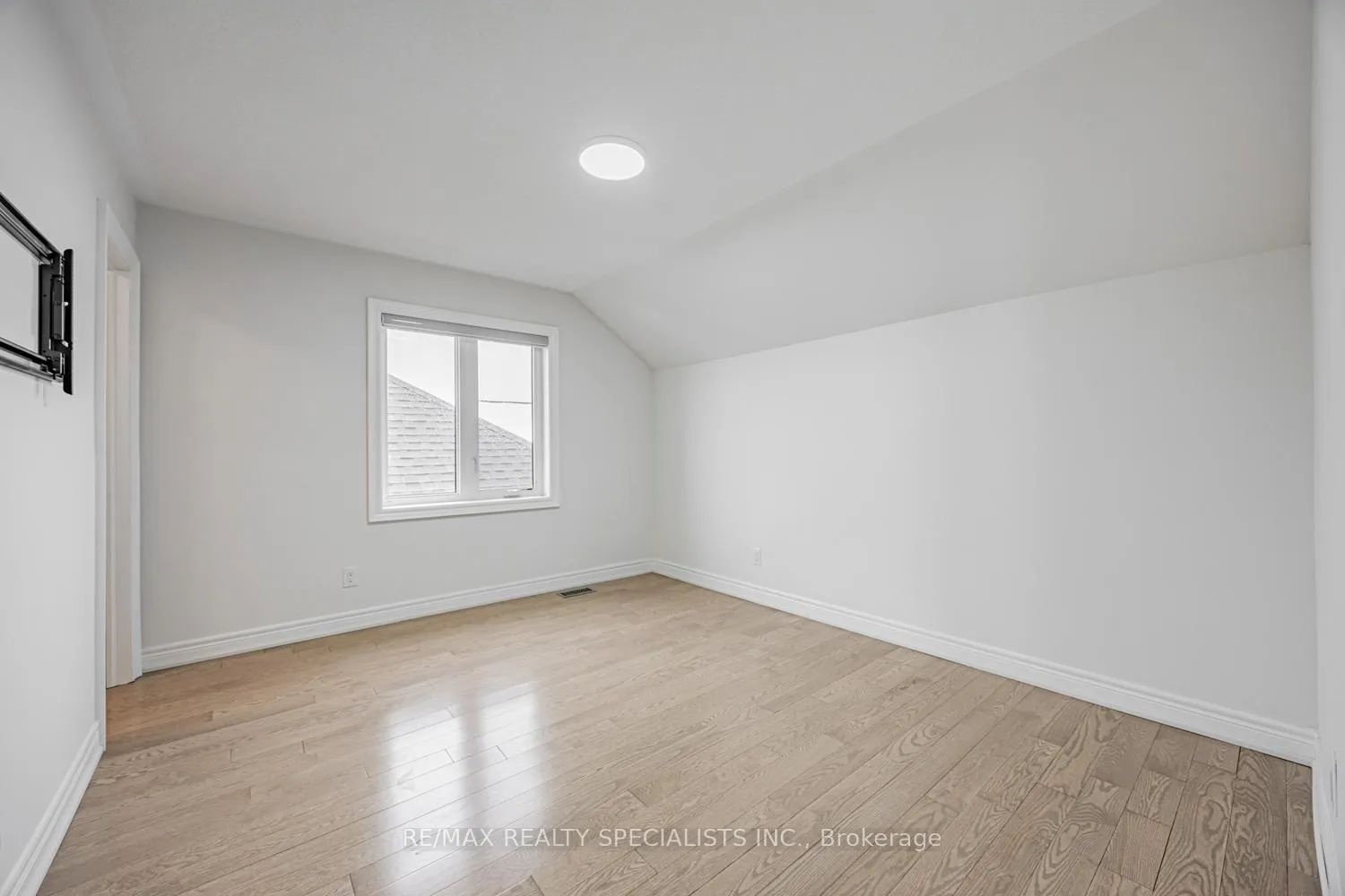 Photo 25 of 37 Micklefield Avenue, Whitby, Rural Whitby — HOMEH