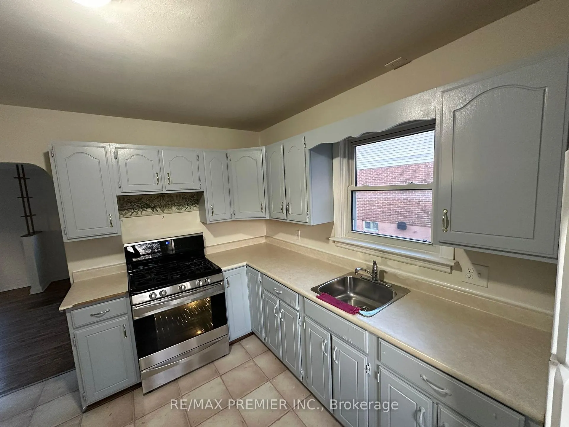 Photo 10 of 24 Simonton Drive, Chatham-Kent, Chatham — HOMEH