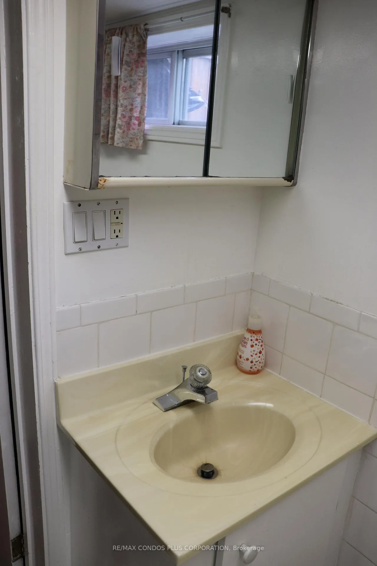Photo 16 of 31 Rusholme Drive, Toronto, Little Portugal — HOMEH