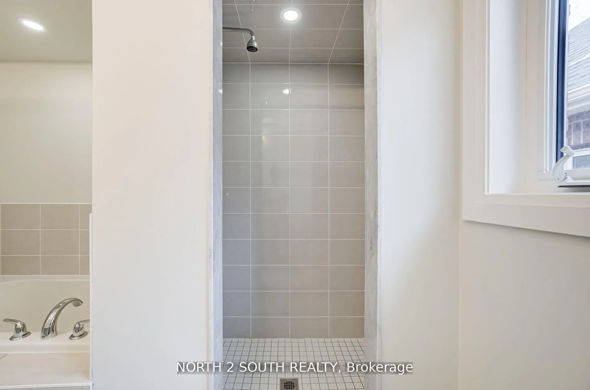 Photo 32 of 43 Virro Court, Vaughan, West Woodbridge — HOMEH