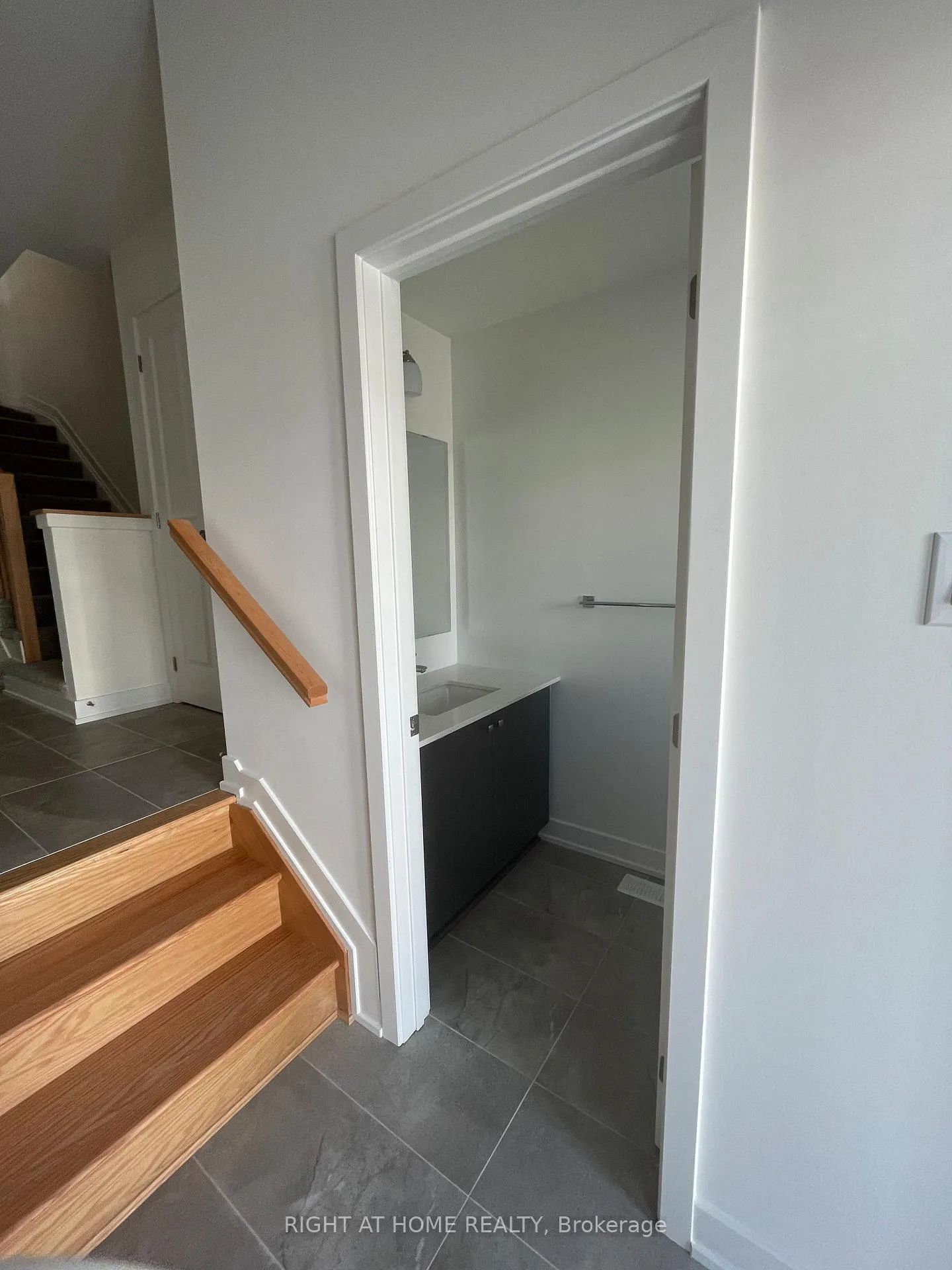 Photo 3 of 54 Arinto Place, Ottawa, Kanata - Emerald Meadows/Trailwest — HOMEH