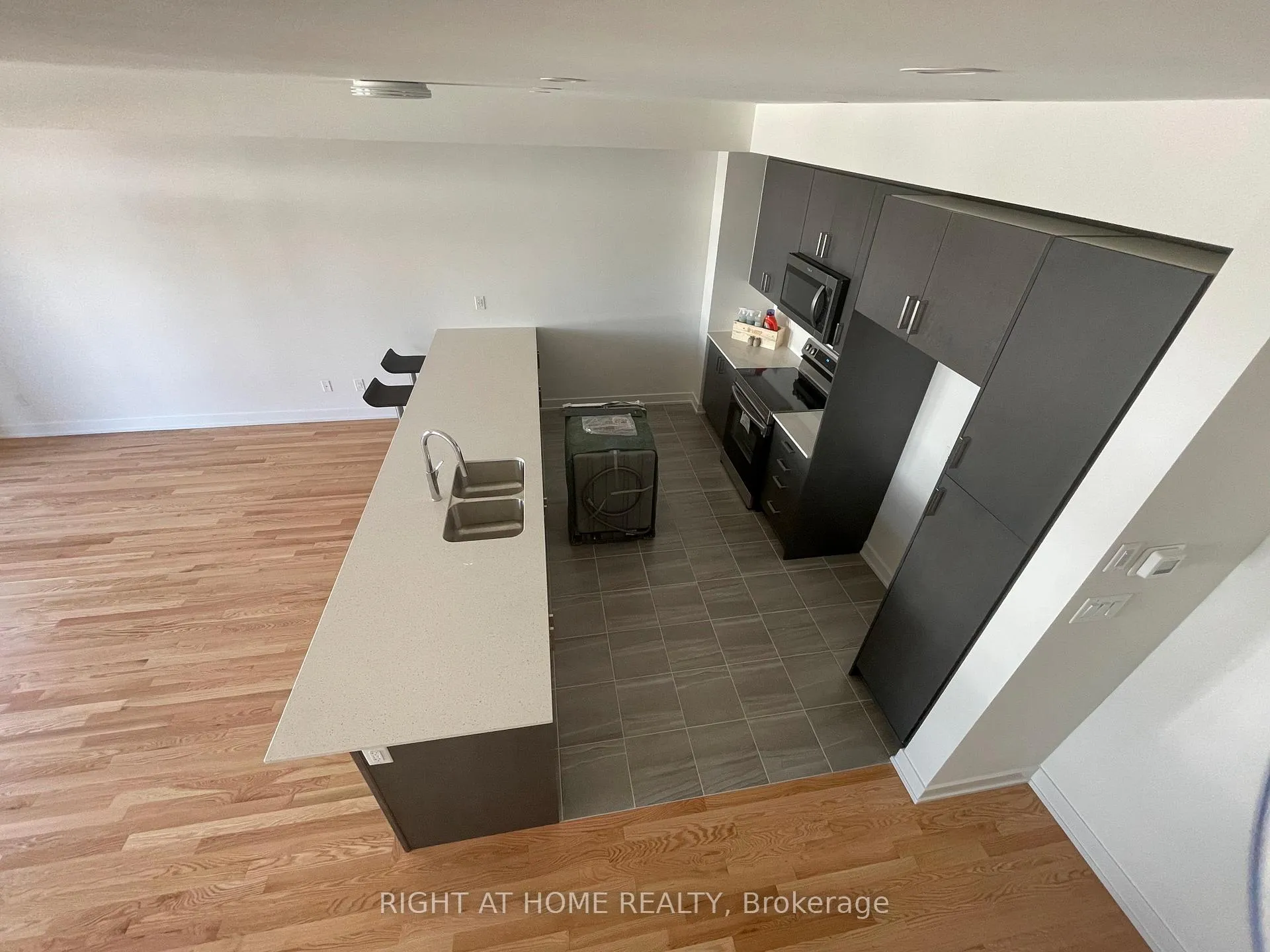 Photo 4 of 54 Arinto Place, Ottawa, Kanata - Emerald Meadows/Trailwest — HOMEH