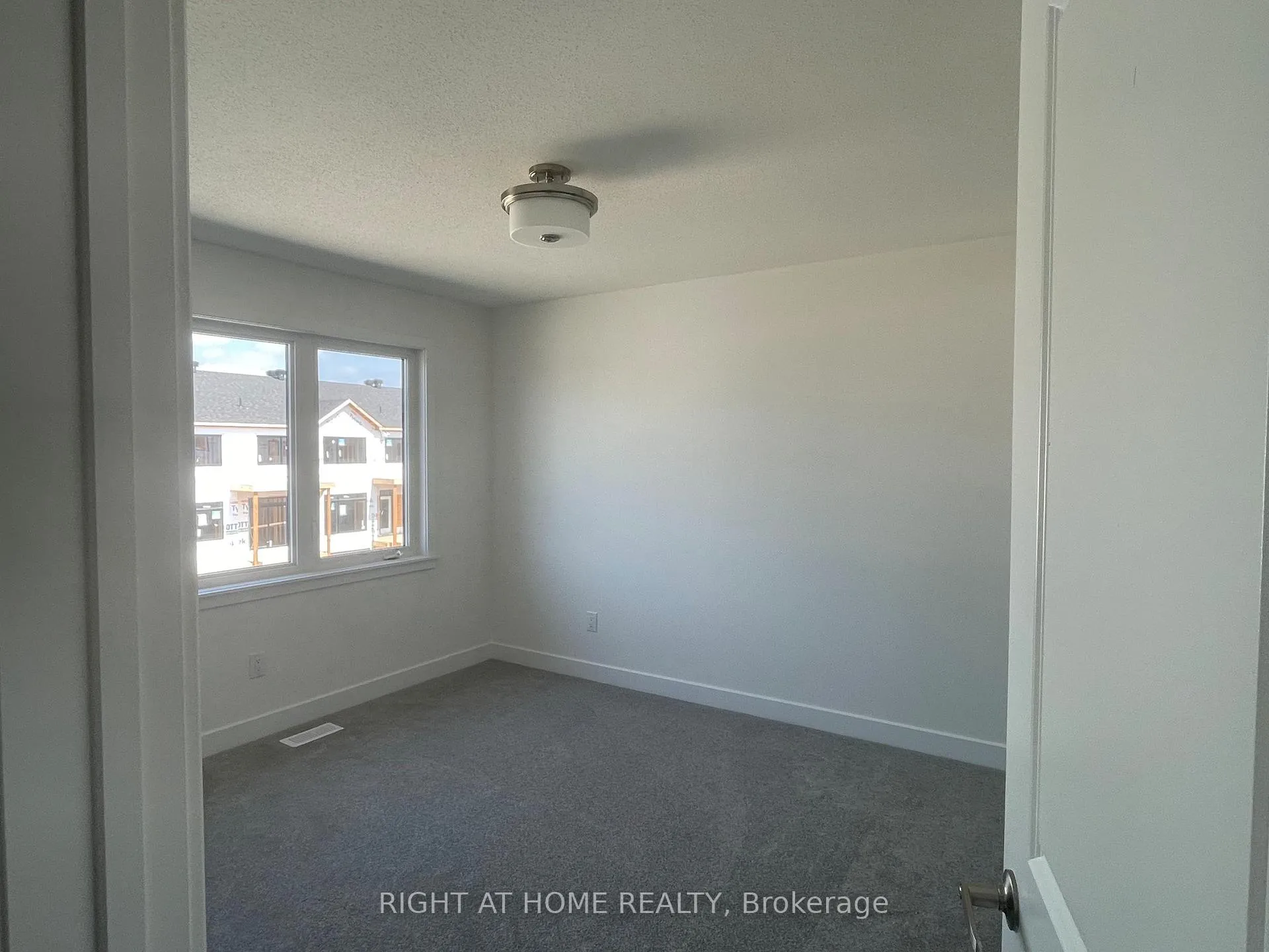 Photo 9 of 54 Arinto Place, Ottawa, Kanata - Emerald Meadows/Trailwest — HOMEH