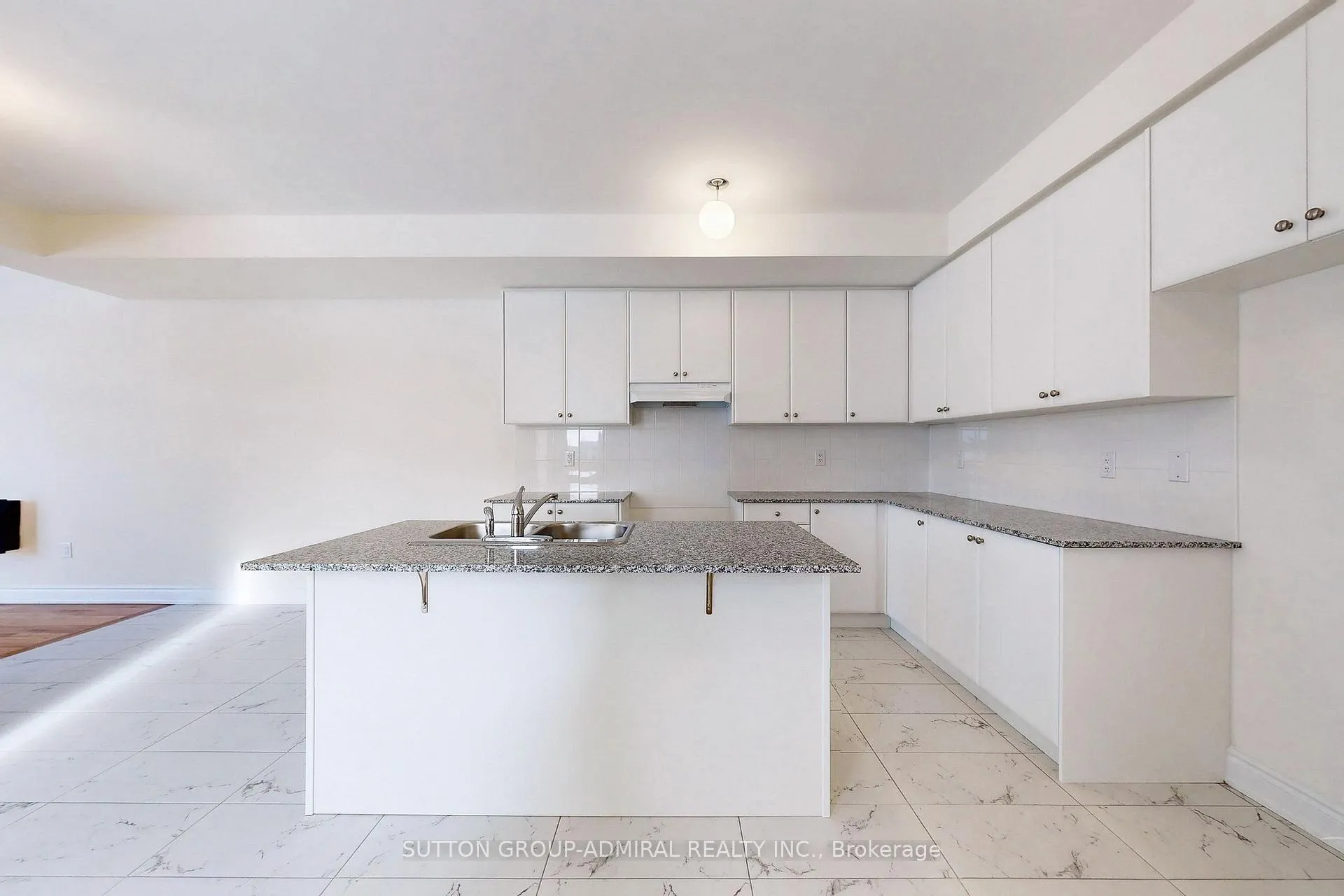 Photo 3 of 28 Tennant Circle, Vaughan, Vellore Village — HOMEH