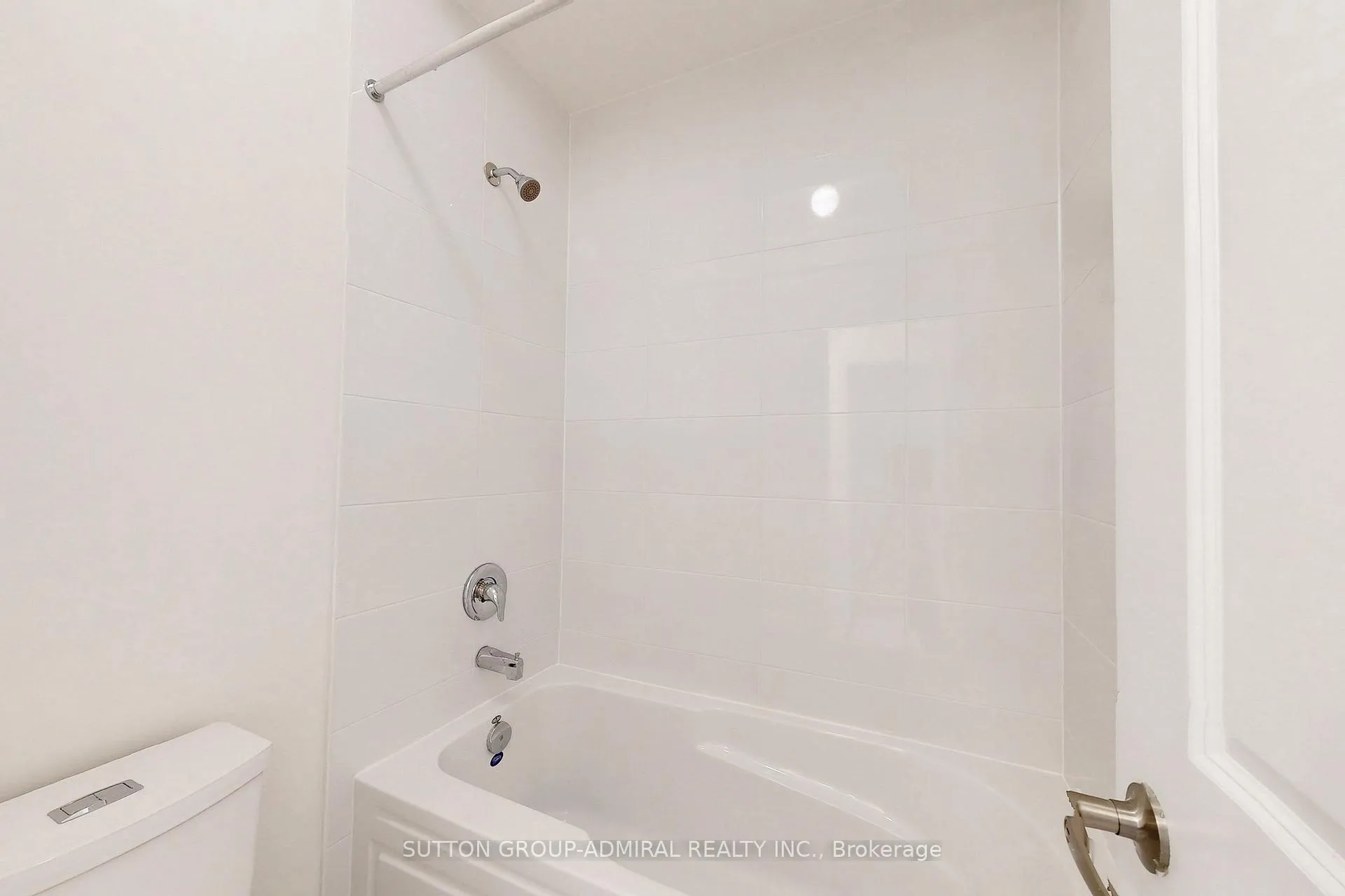Photo 14 of 28 Tennant Circle, Vaughan, Vellore Village — HOMEH