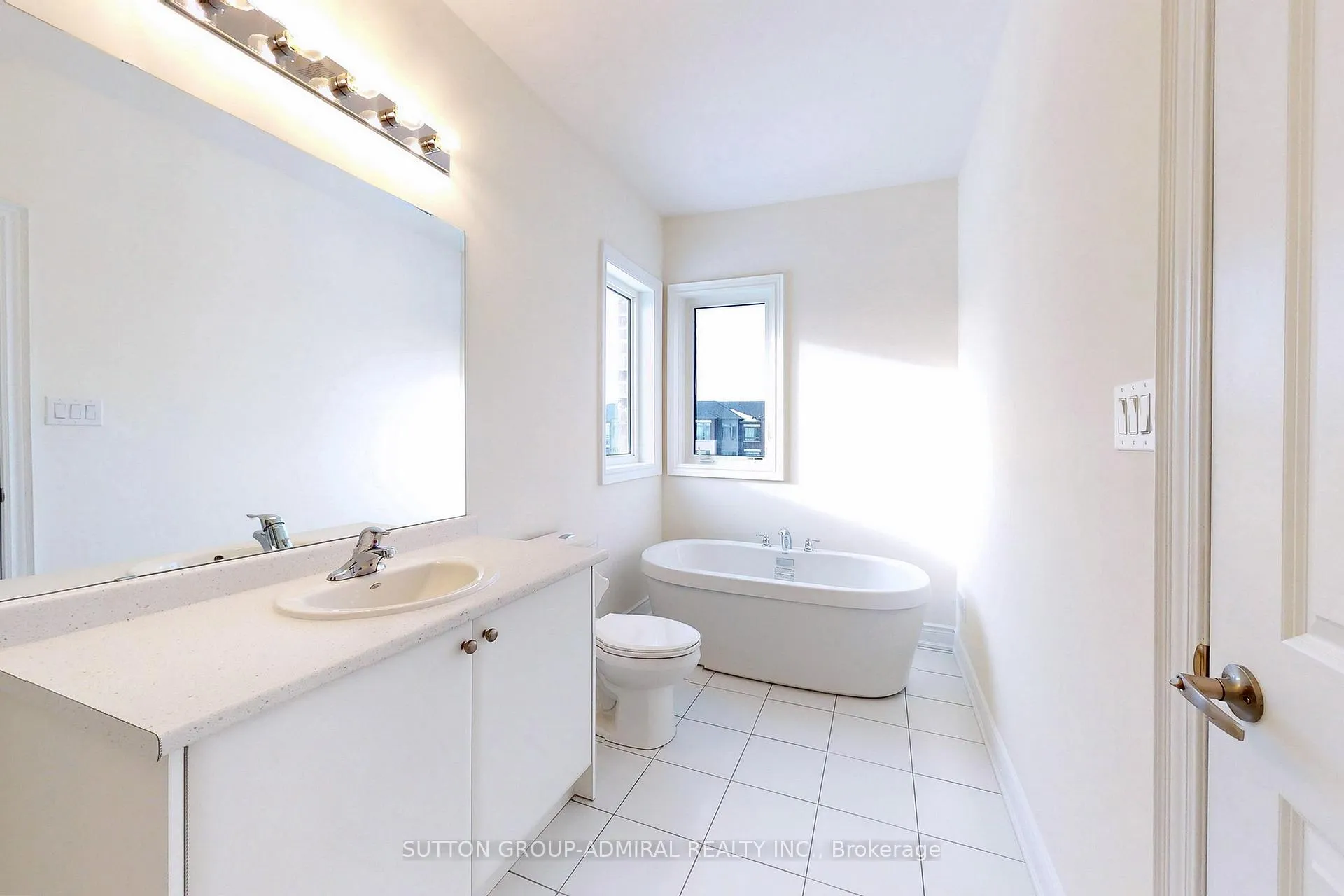 Photo 17 of 28 Tennant Circle, Vaughan, Vellore Village — HOMEH