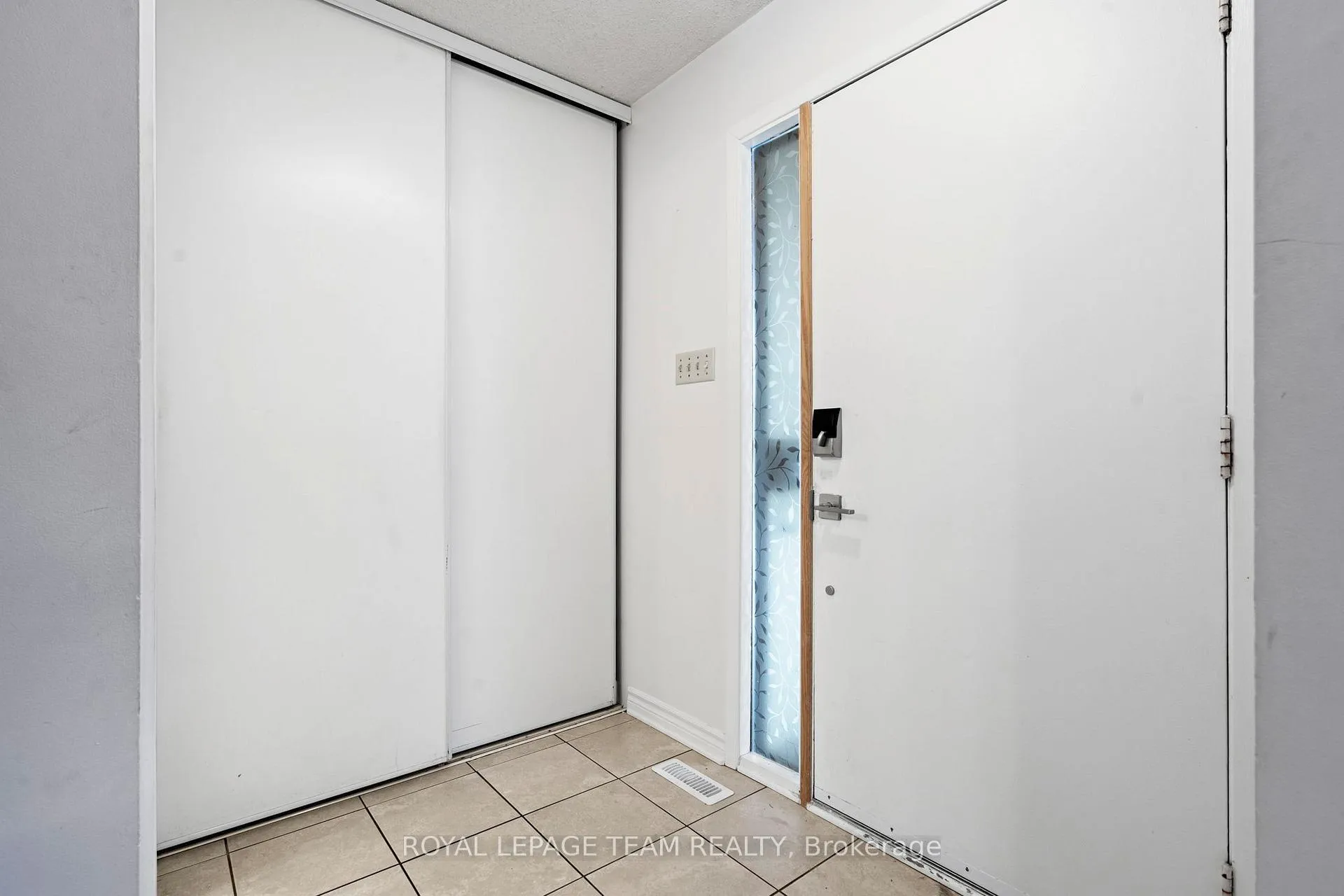 Photo 4 of 2534 Southvale Crescent, Ottawa, Sheffield Glen/Industrial Park — HOMEH