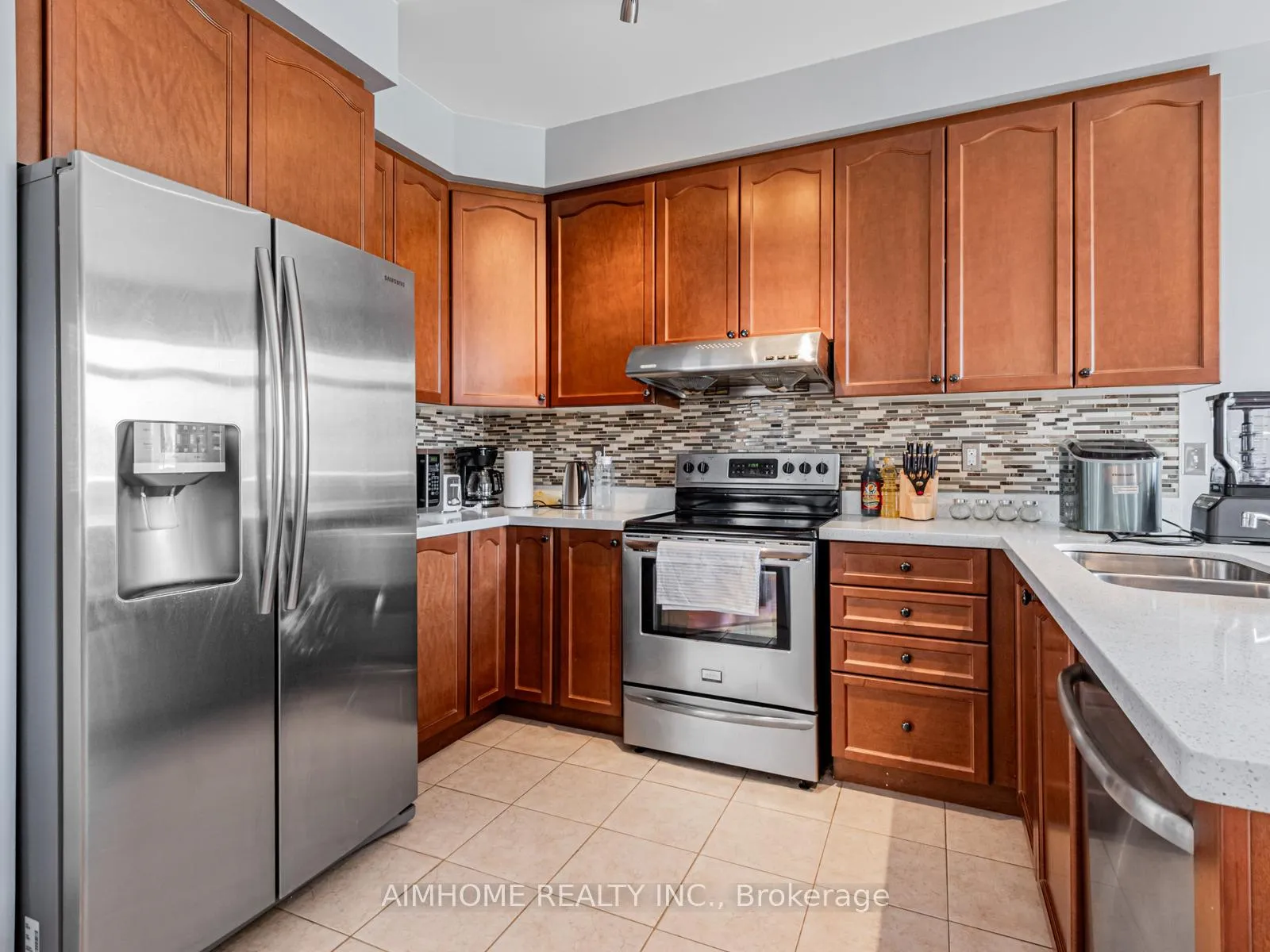 Photo 15 of 93 James Govan Drive, Whitby, Port Whitby — HOMEH