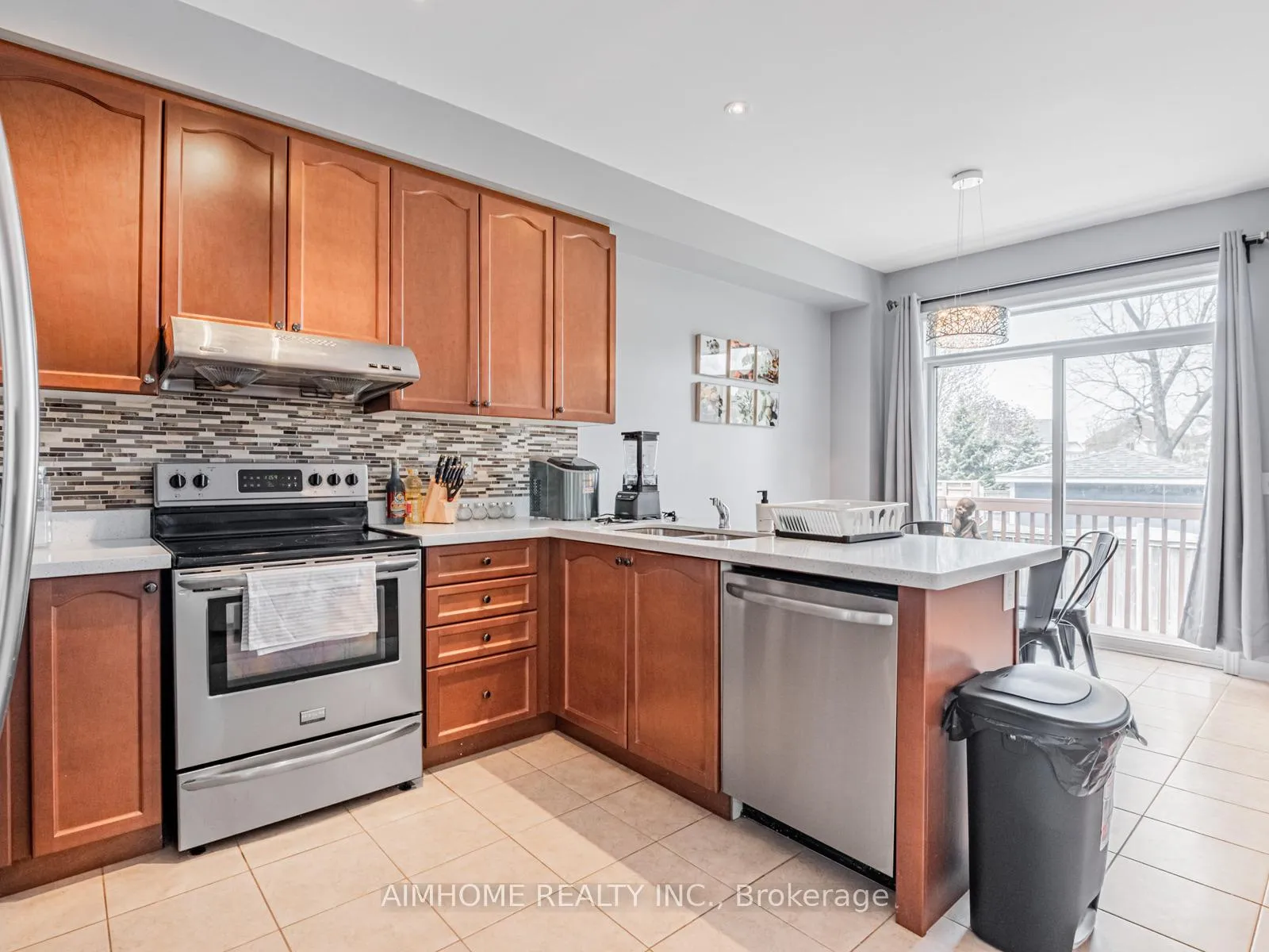 Photo 16 of 93 James Govan Drive, Whitby, Port Whitby — HOMEH
