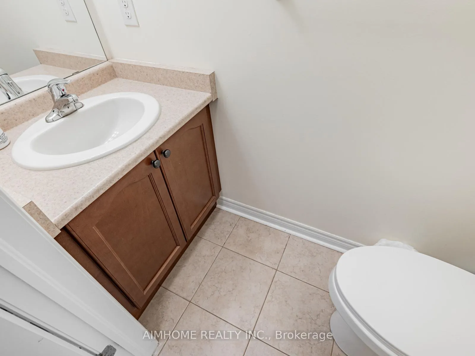 Photo 17 of 93 James Govan Drive, Whitby, Port Whitby — HOMEH
