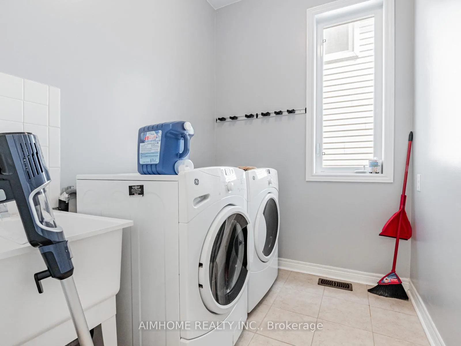 Photo 18 of 93 James Govan Drive, Whitby, Port Whitby — HOMEH