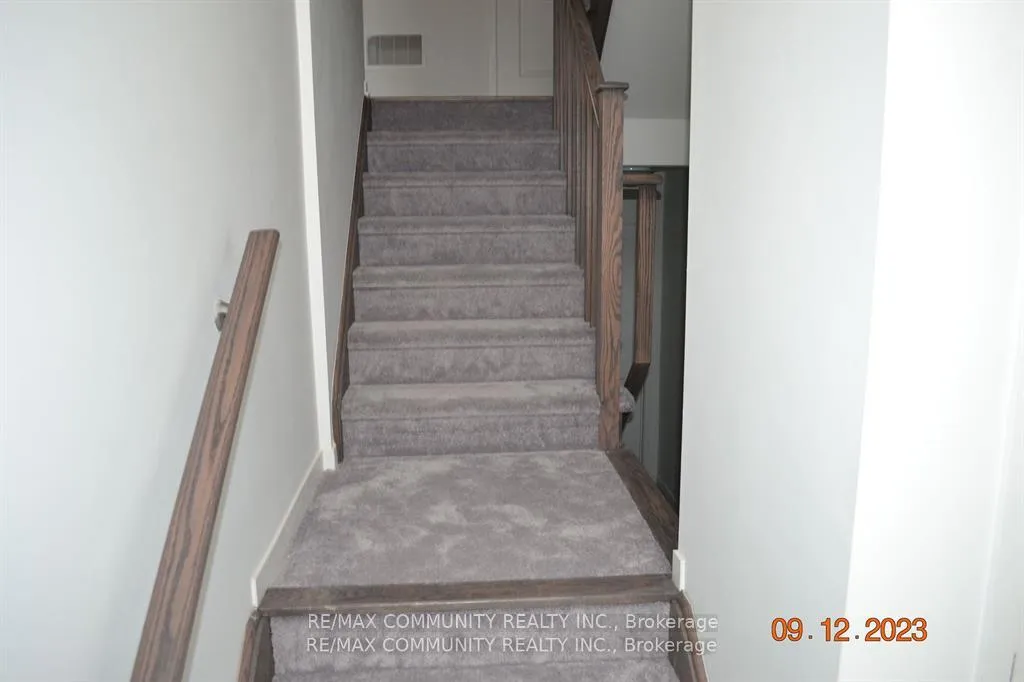 Photo 1 of 811 Stanstead Path, Oshawa, Samac — HOMEH