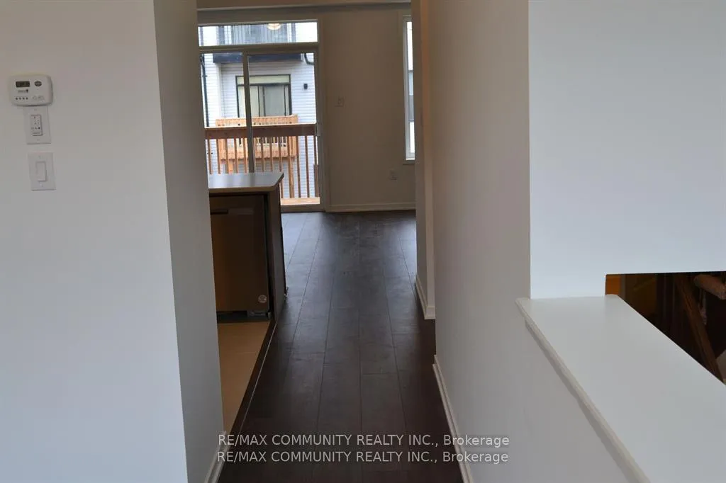 Photo 5 of 811 Stanstead Path, Oshawa, Samac — HOMEH