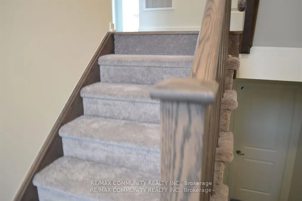 Photo 7 of 811 Stanstead Path, Oshawa, Samac — HOMEH