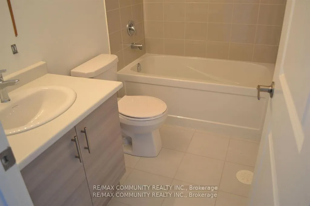 Photo 10 of 811 Stanstead Path, Oshawa, Samac — HOMEH