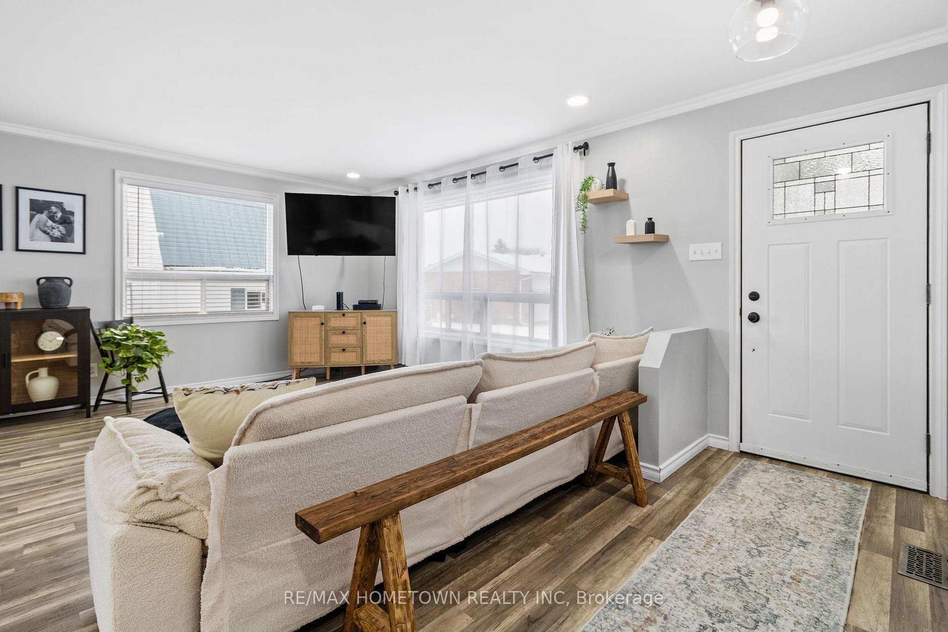 Photo 4 of 916 George Street, Edwardsburgh/Cardinal, Town of Cardinal — HOMEH