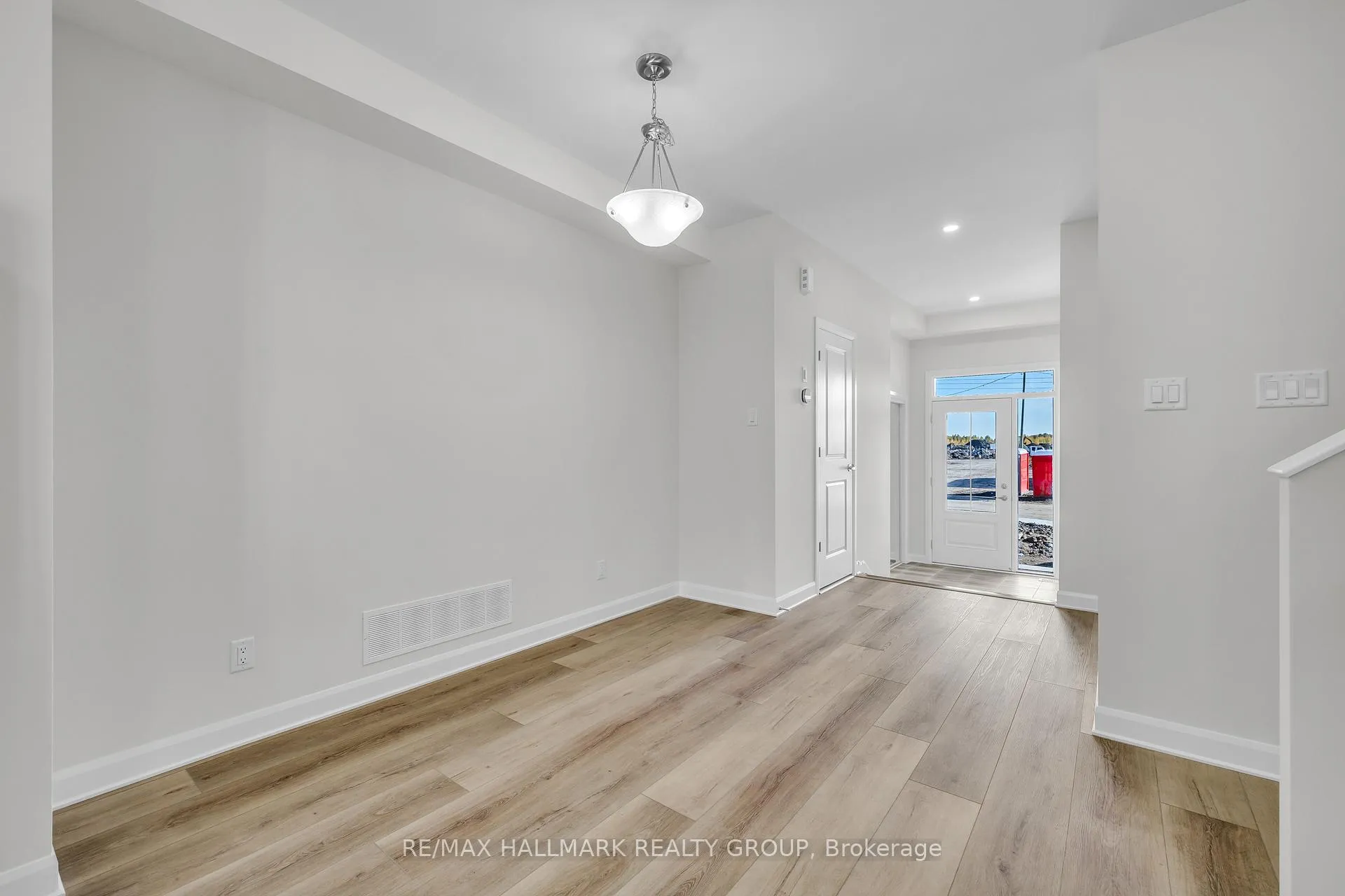 Photo 3 of 2526 Esprit Drive, Ottawa, Avalon East — HOMEH